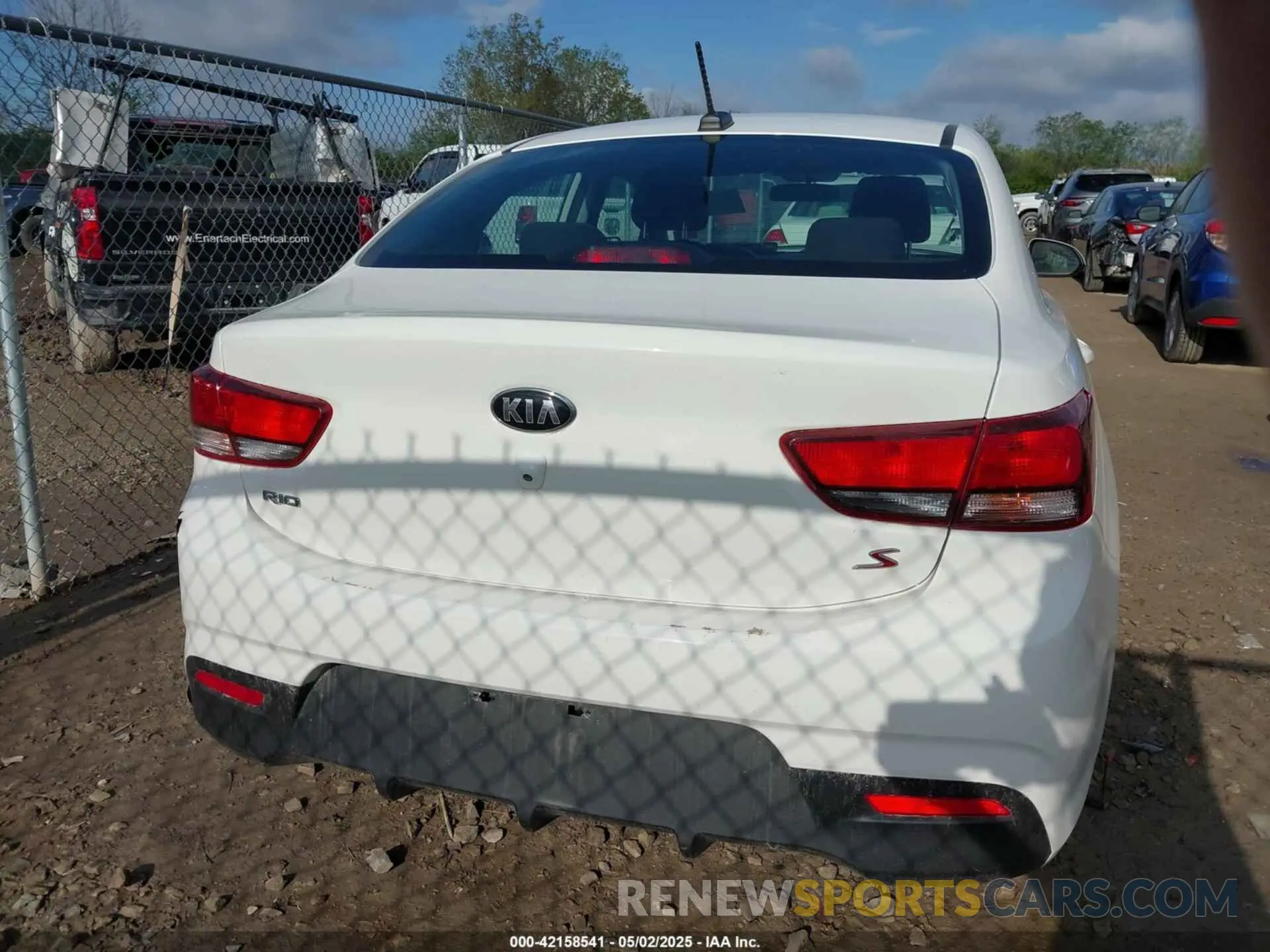 17 fotografías del automóvil dañado 3KPA24AB8KE233222 KIA RIO 2019