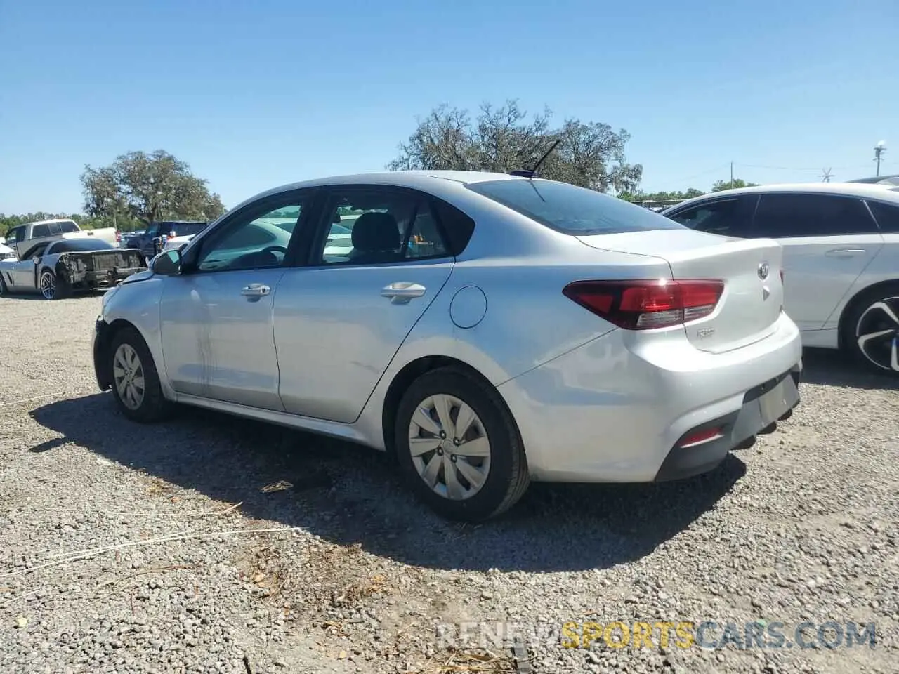 2 fotografías del automóvil dañado 3KPA24AD1LE284001 KIA RIO 2020
