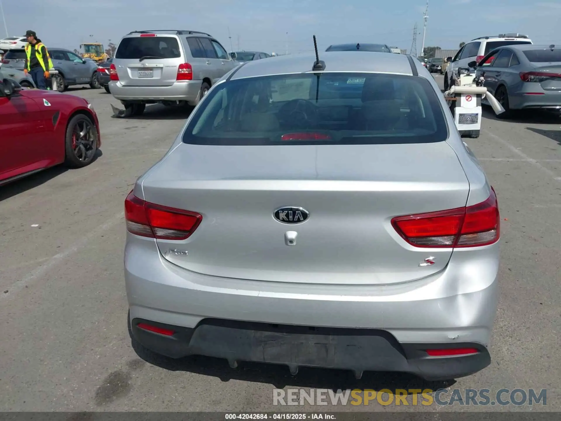 15 fotografías del automóvil dañado 3KPA24AD2LE294455 KIA RIO 2020