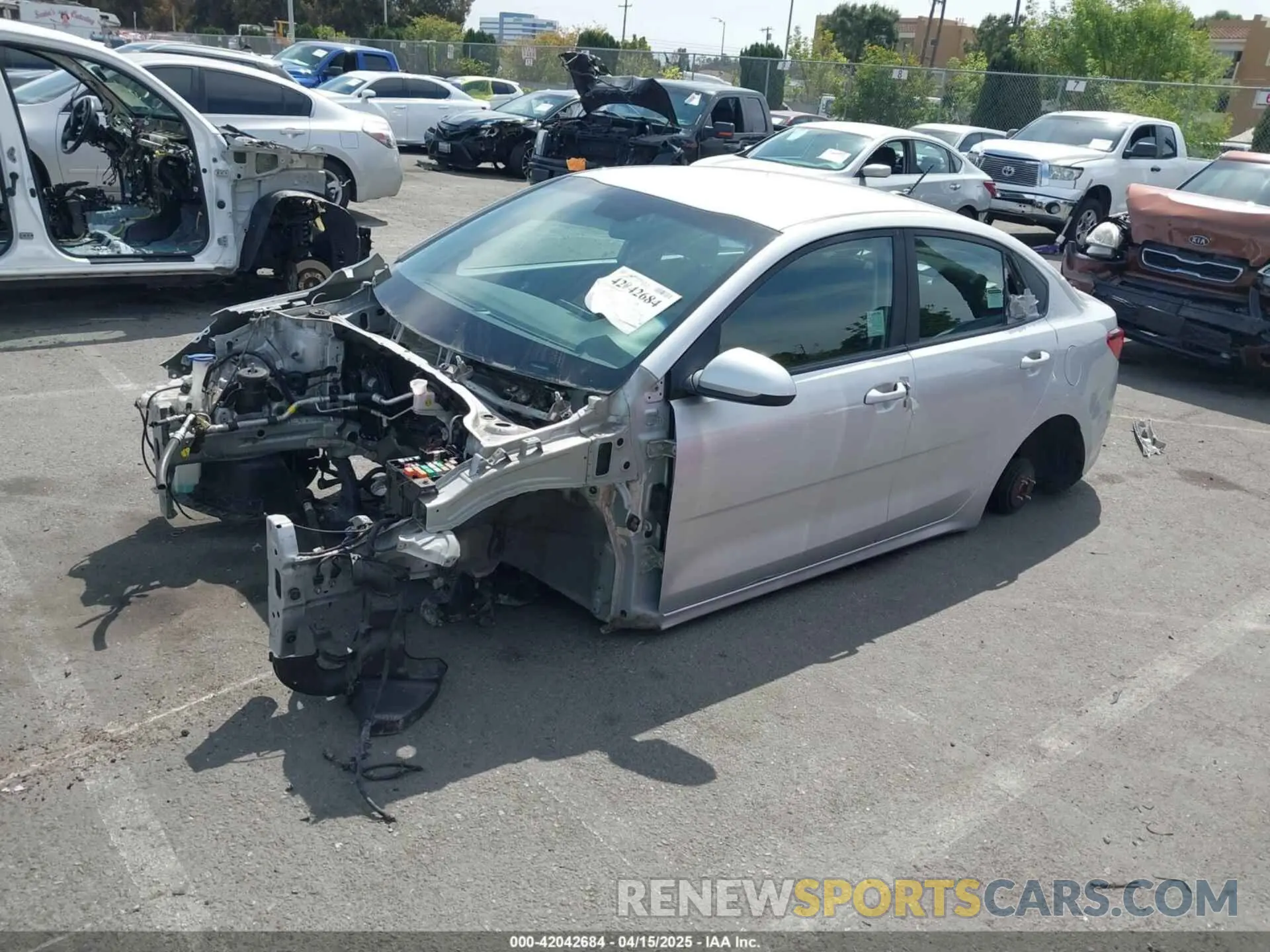2 fotografías del automóvil dañado 3KPA24AD2LE294455 KIA RIO 2020