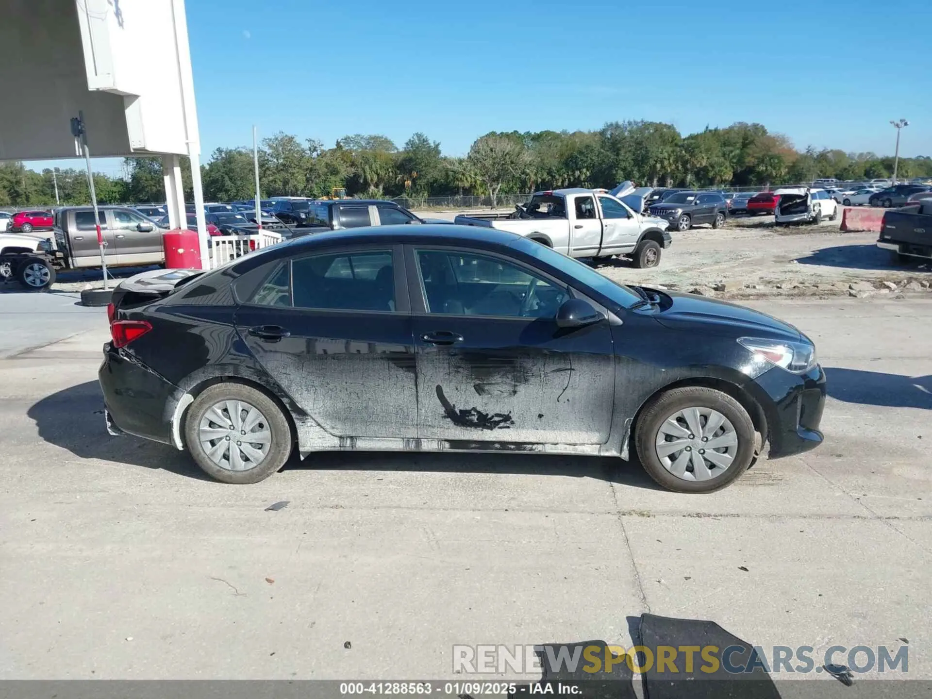 13 fotografías del automóvil dañado 3KPA24AD2LE358090 KIA RIO 2020