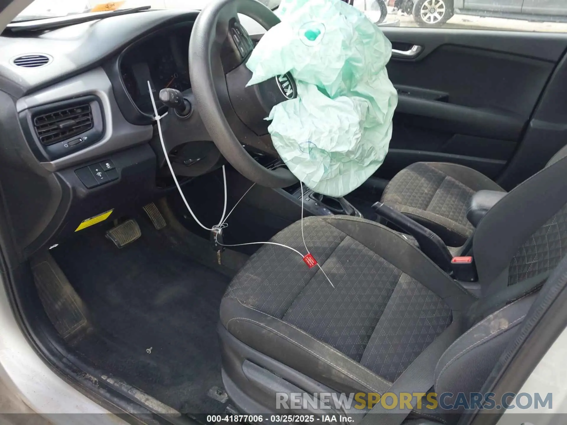 11 fotografías del automóvil dañado 3KPA24AD5LE311944 KIA RIO 2020