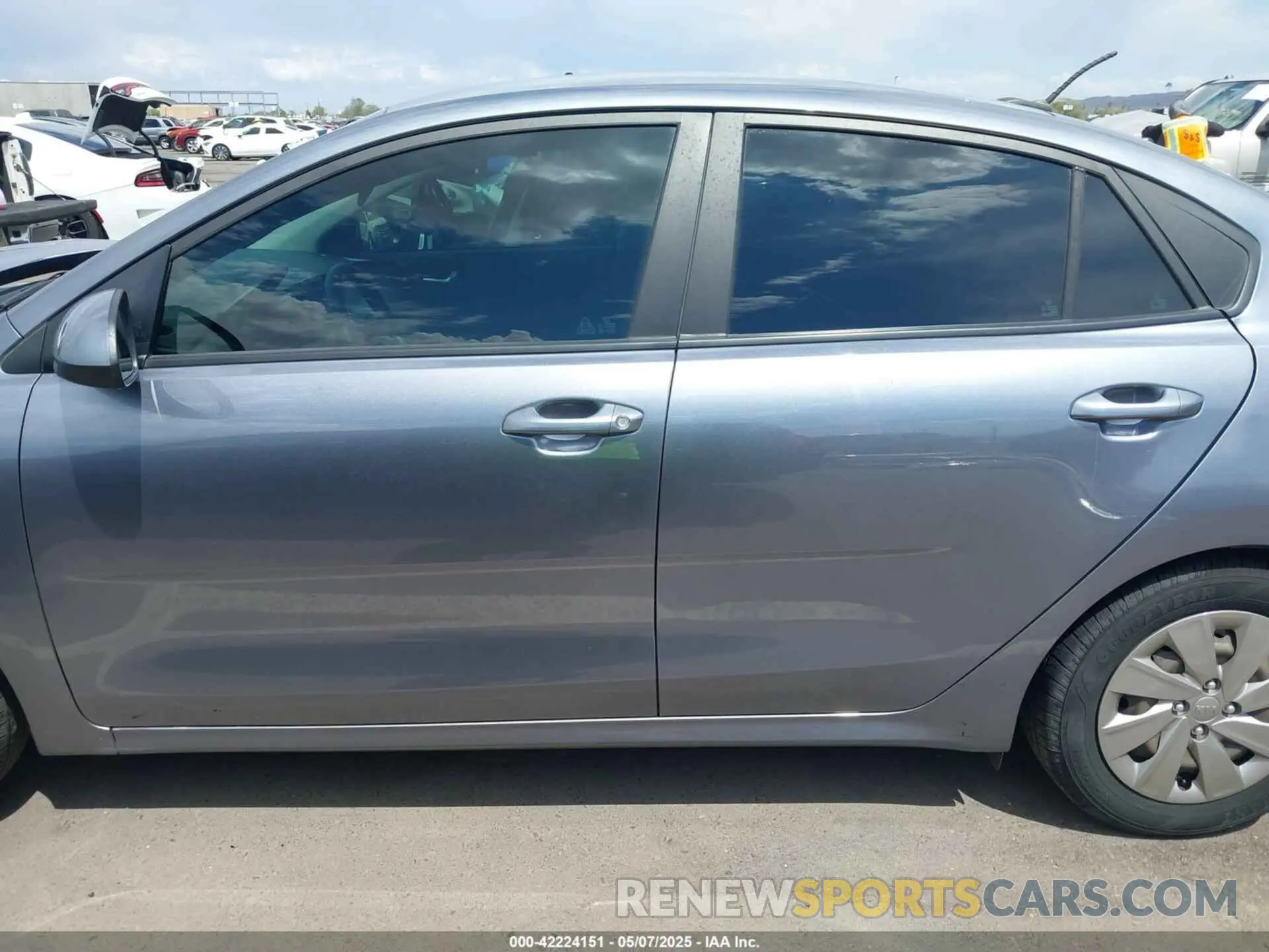 14 fotografías del automóvil dañado 3KPA24AD5LE321132 KIA RIO 2020