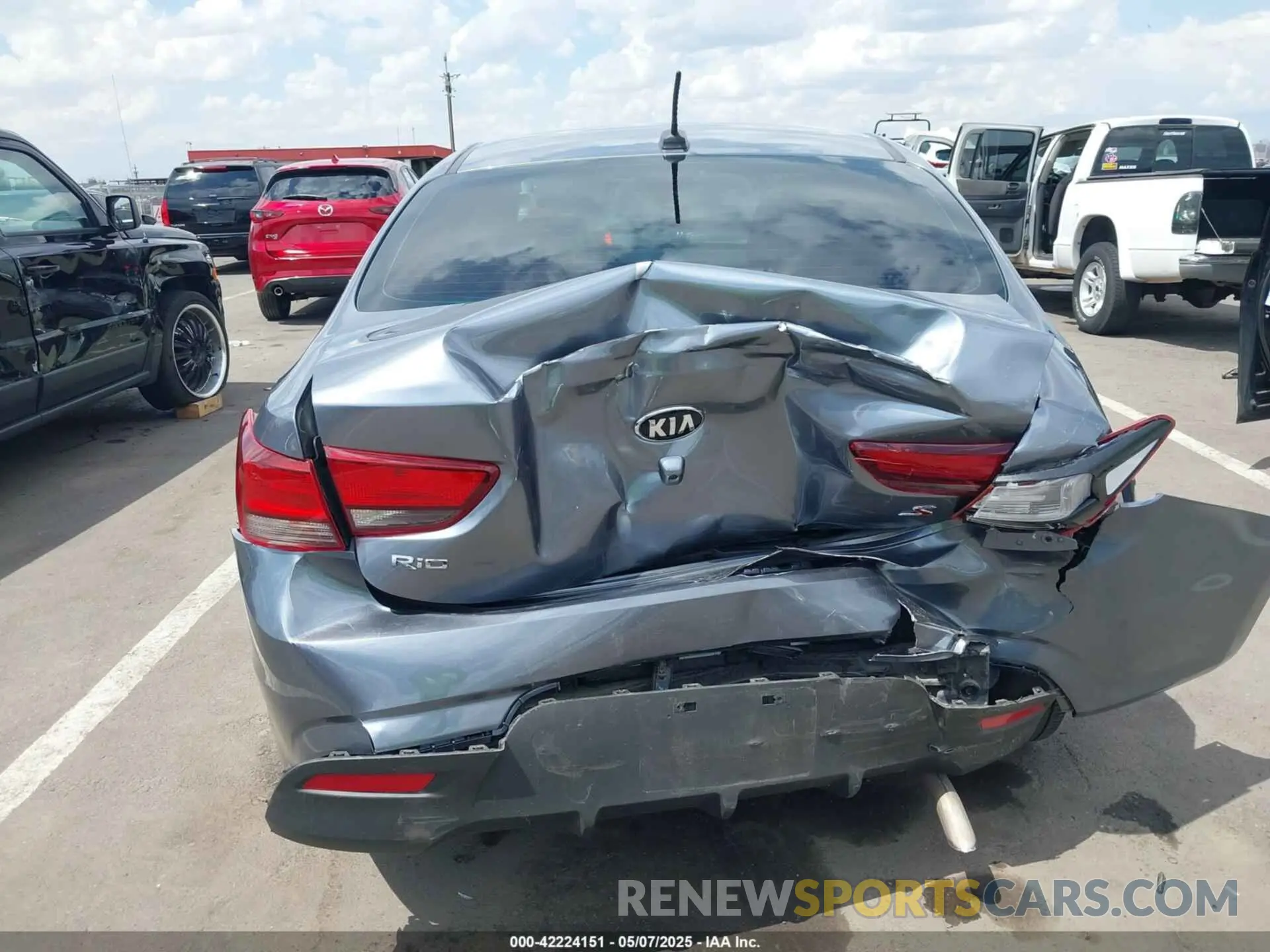 16 fotografías del automóvil dañado 3KPA24AD5LE321132 KIA RIO 2020