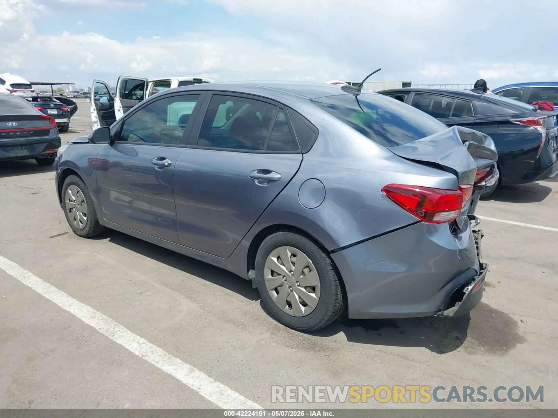 3 fotografías del automóvil dañado 3KPA24AD5LE321132 KIA RIO 2020