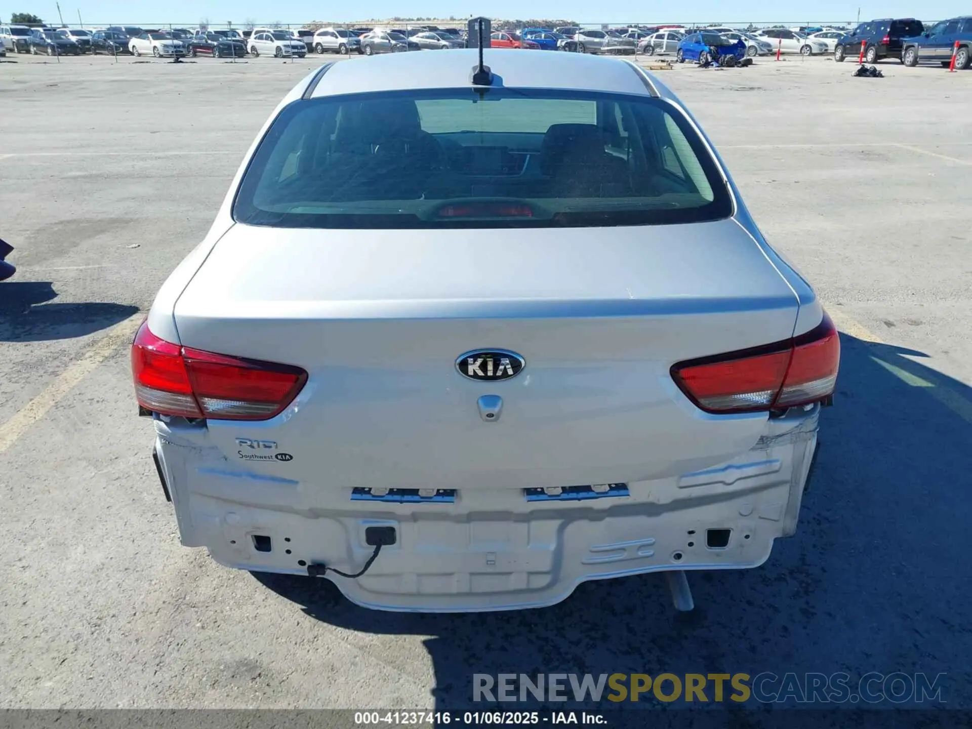 16 fotografías del automóvil dañado 3KPA24AD7LE320418 KIA RIO 2020