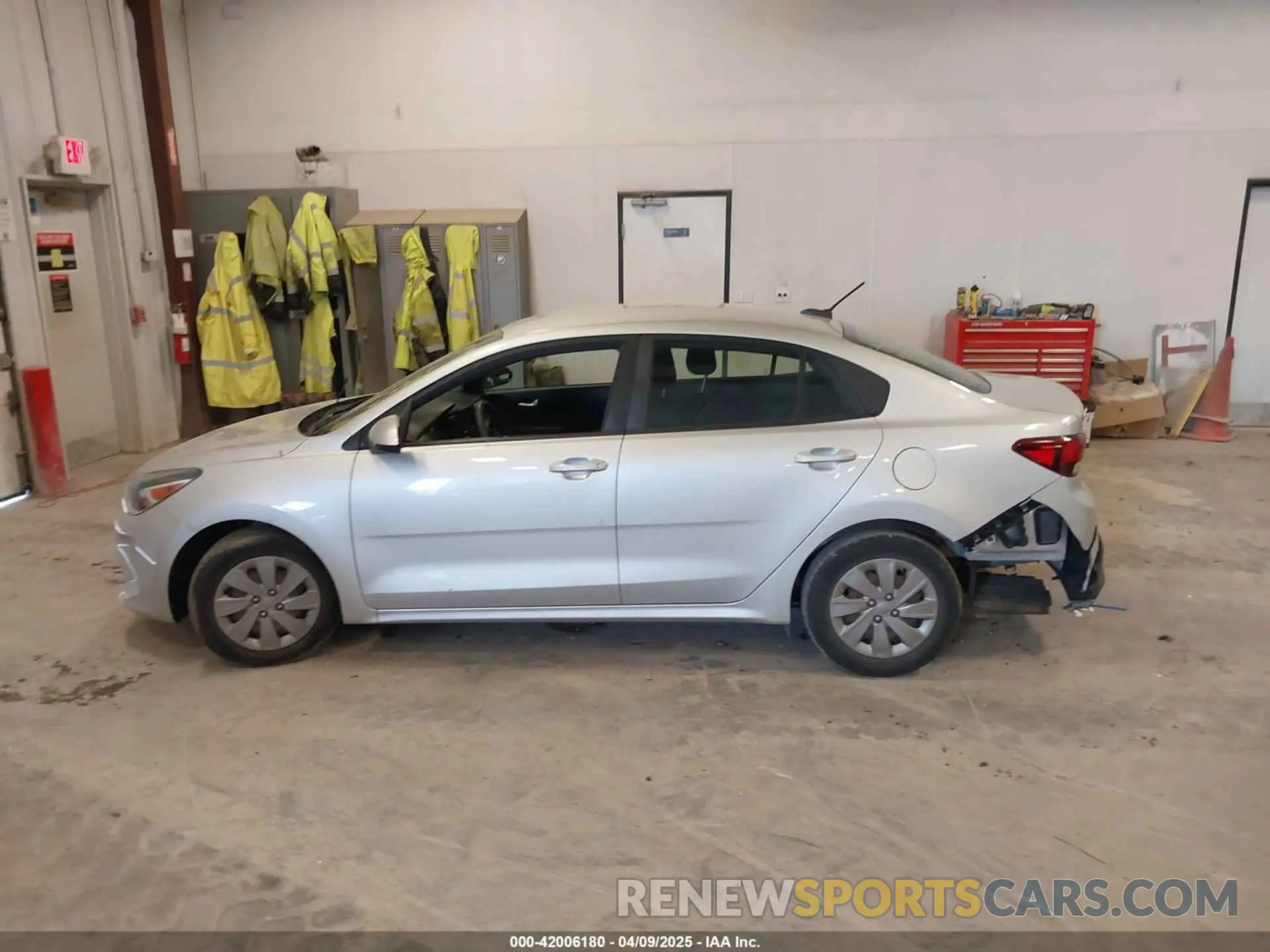 13 fotografías del automóvil dañado 3KPA24AD9LE263266 KIA RIO 2020