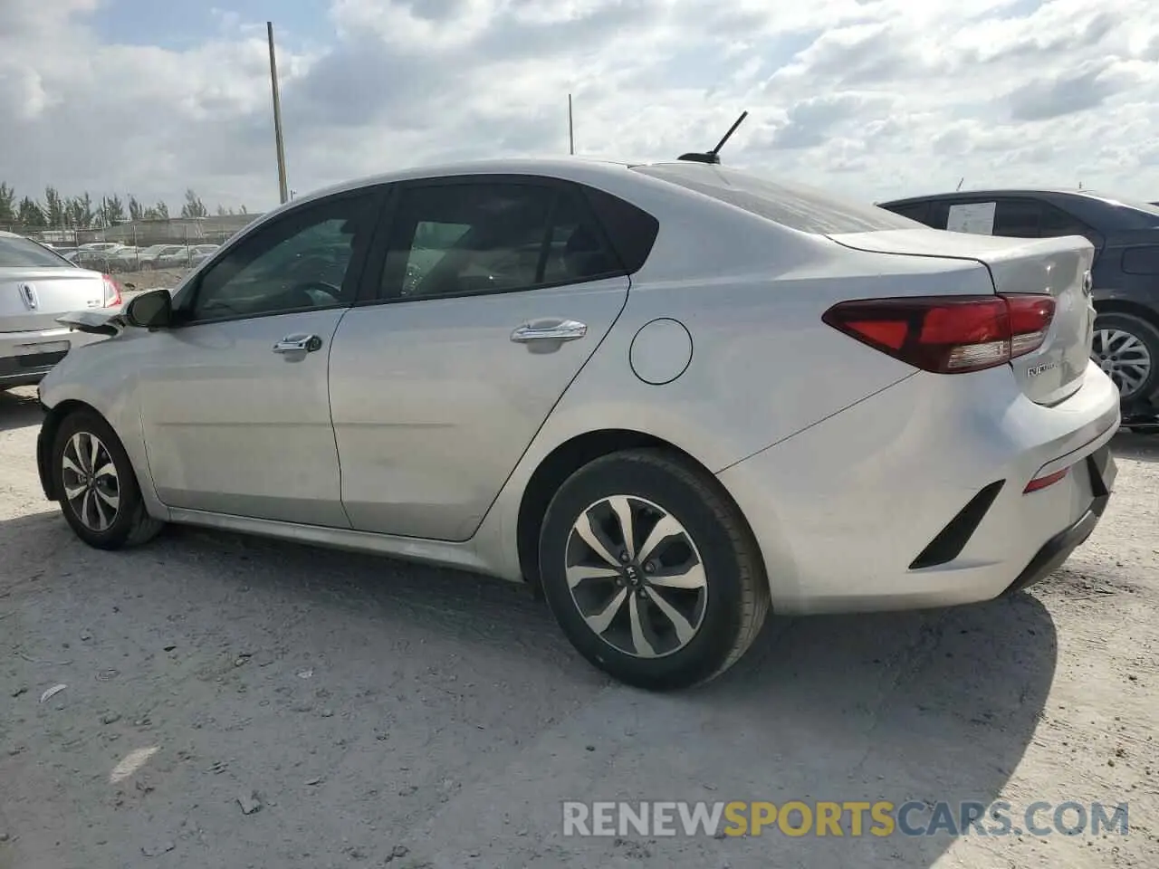 2 fotografías del automóvil dañado 3KPA24AD4ME424429 KIA RIO 2021