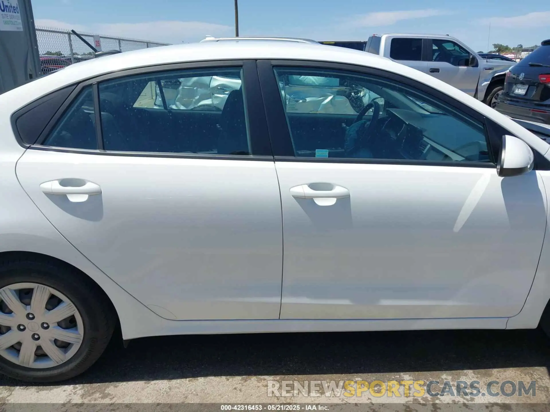 13 fotografías del automóvil dañado 3KPA24AD7ME406152 KIA RIO 2021