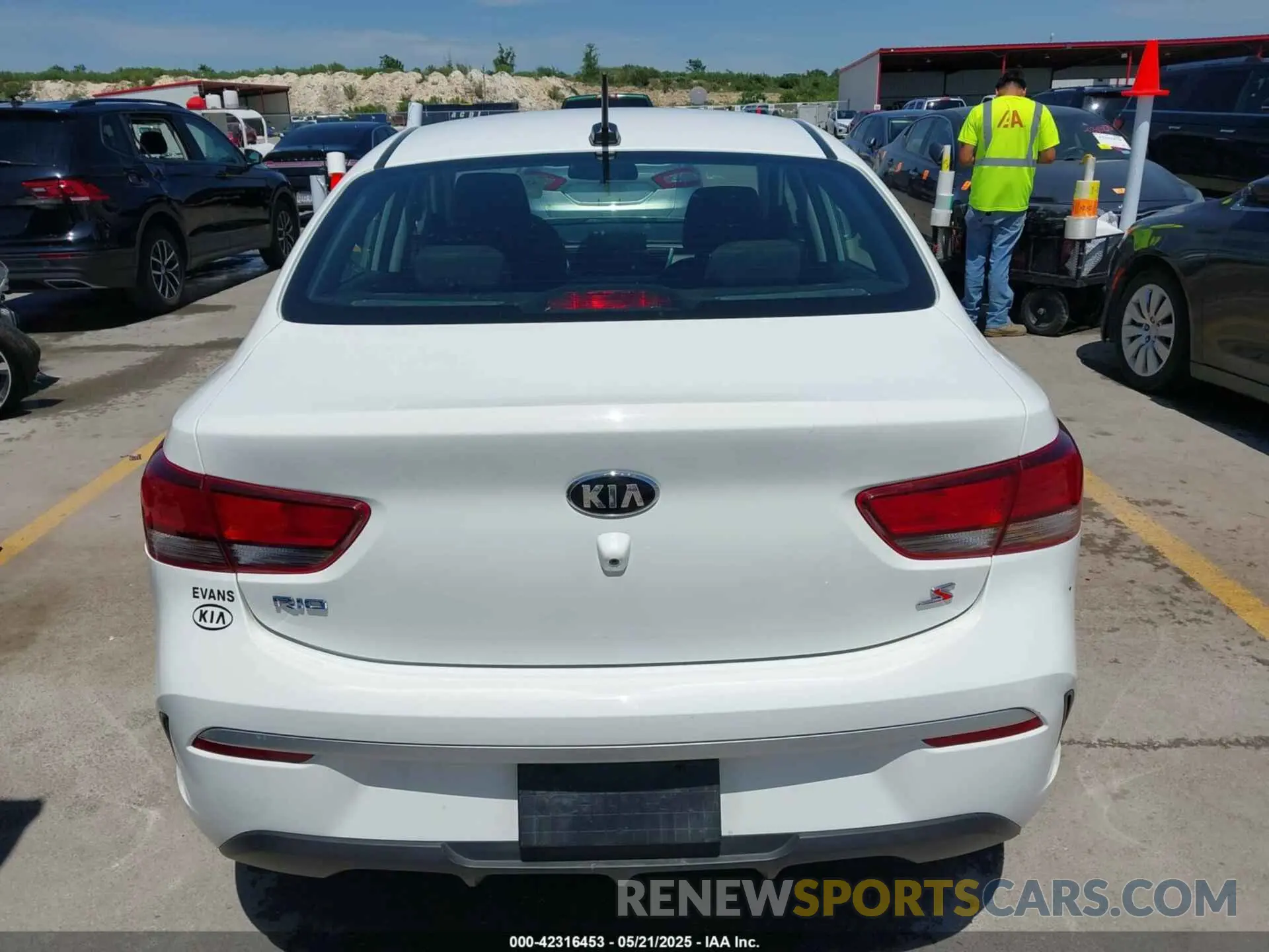 16 fotografías del automóvil dañado 3KPA24AD7ME406152 KIA RIO 2021
