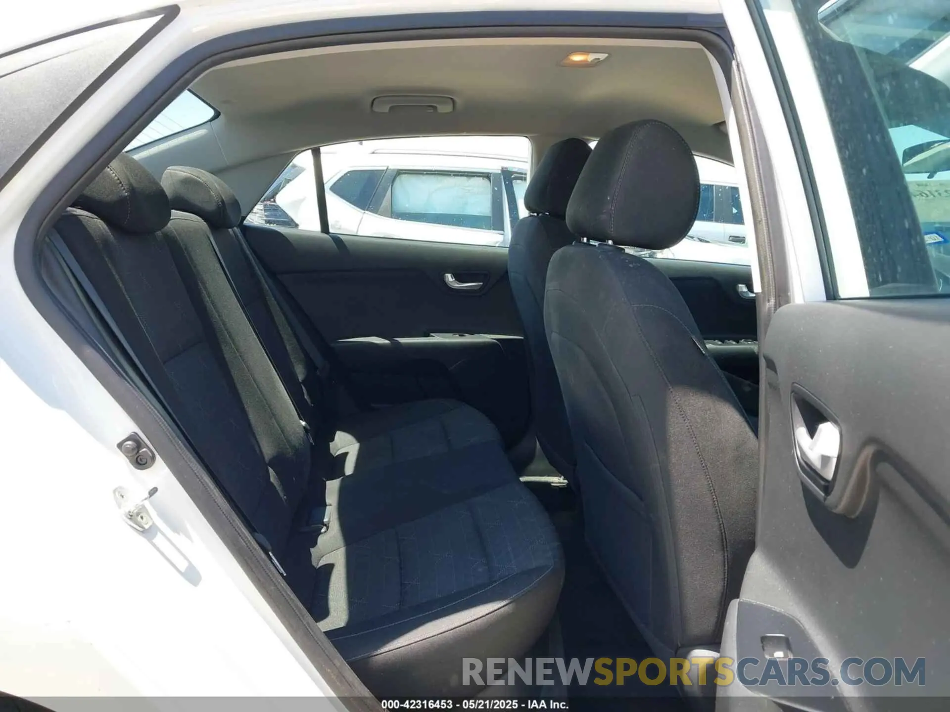 8 fotografías del automóvil dañado 3KPA24AD7ME406152 KIA RIO 2021