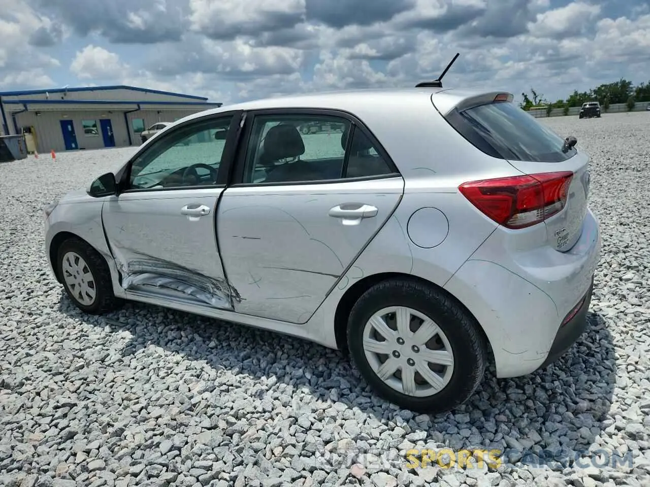 2 fotografías del automóvil dañado 3KPA25AD1ME388012 KIA RIO 2021