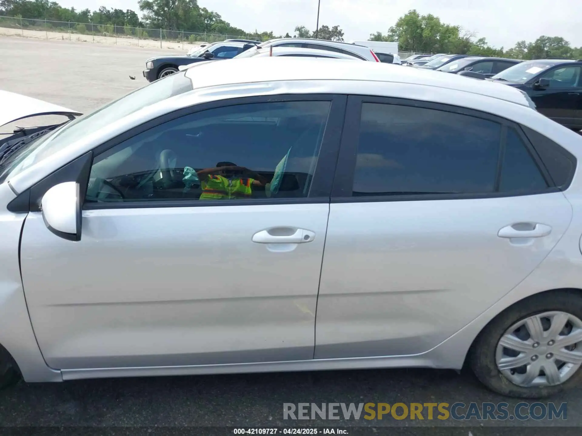 15 fotografías del automóvil dañado 3KPA24AD8PE530662 KIA RIO 2023