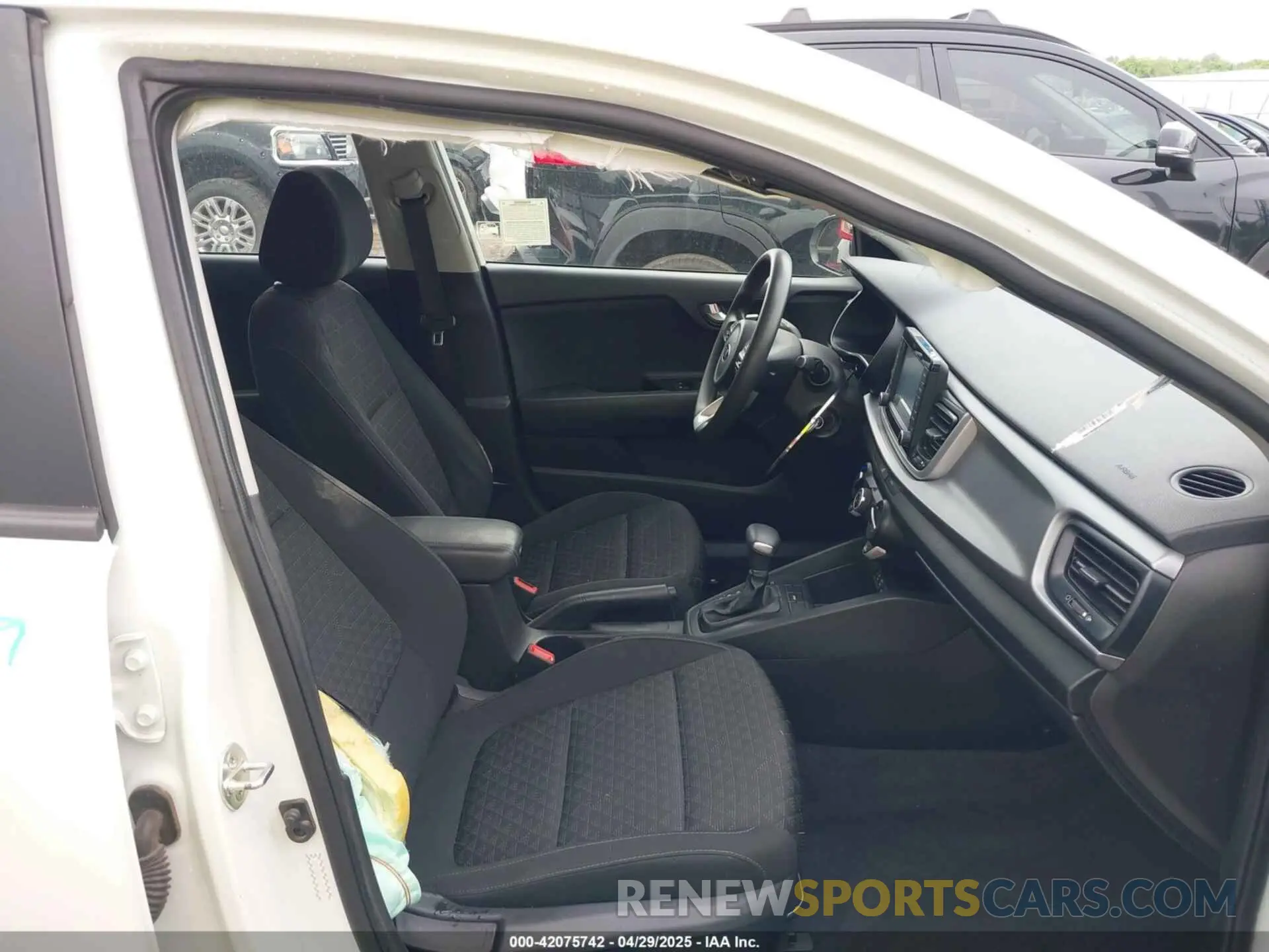 5 fotografías del automóvil dañado 3KPA25AD0LE277224 KIA RIO 5-DOOR 2020