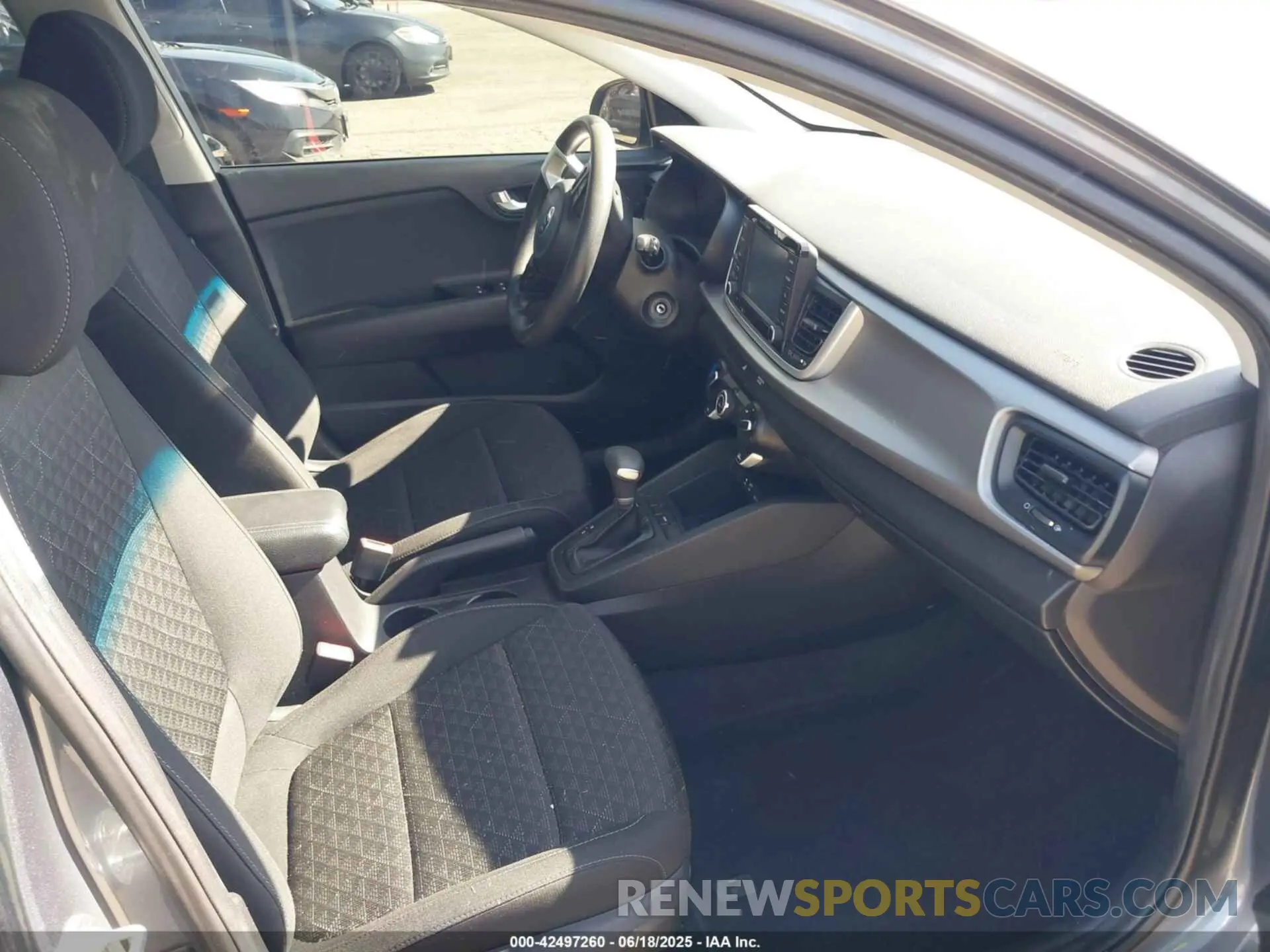 5 fotografías del automóvil dañado 3KPA25AD6LE295579 KIA RIO 5-DOOR 2020