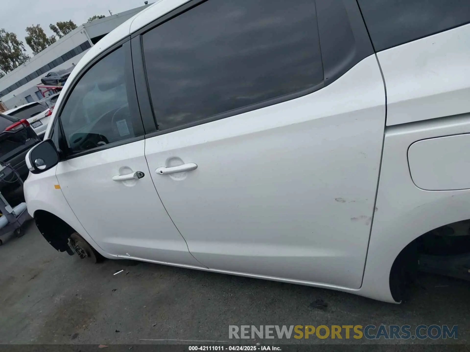15 fotografías del automóvil dañado KNDMB5C10K6569511 KIA SEDONA 2019