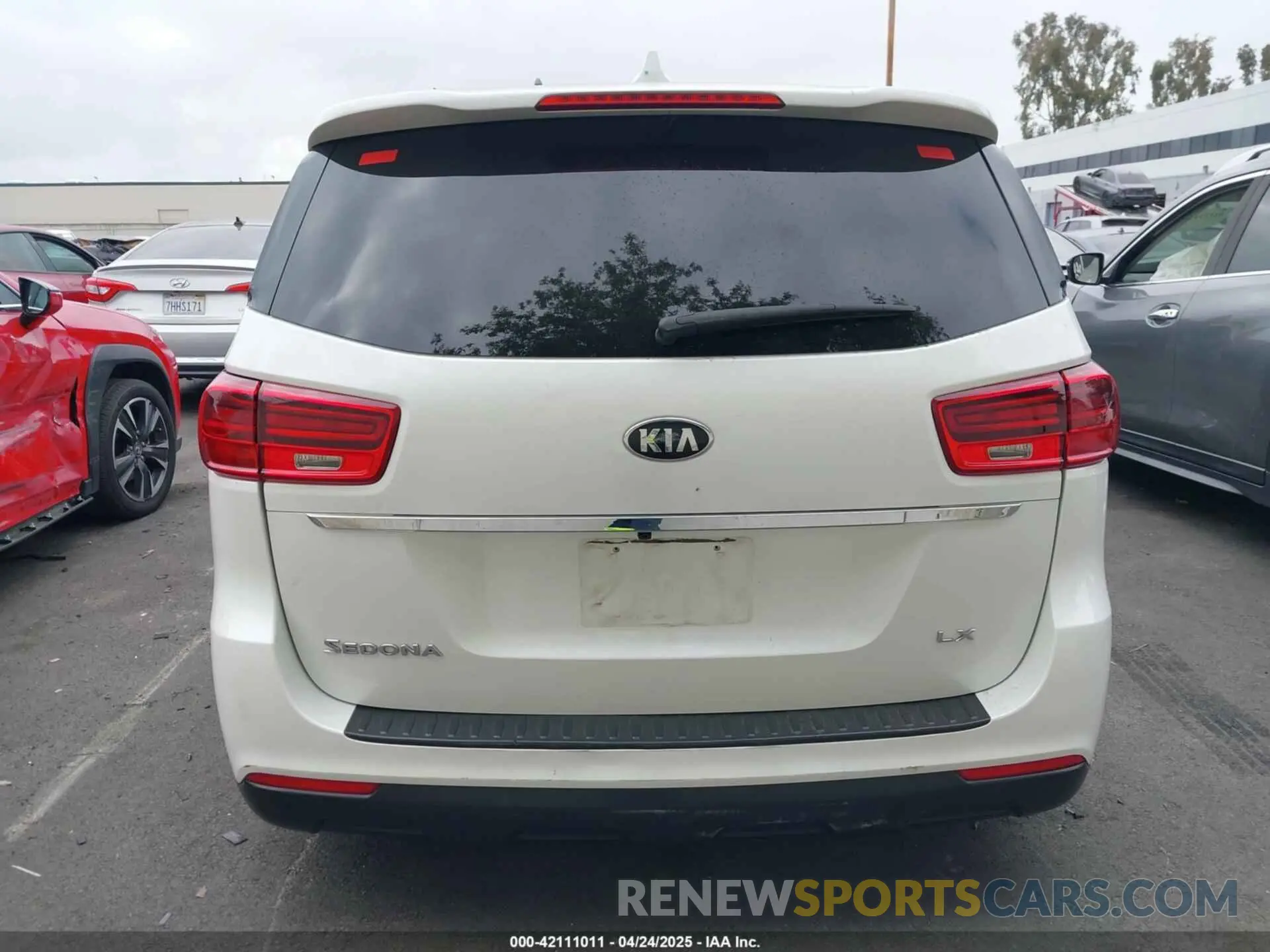 17 fotografías del automóvil dañado KNDMB5C10K6569511 KIA SEDONA 2019