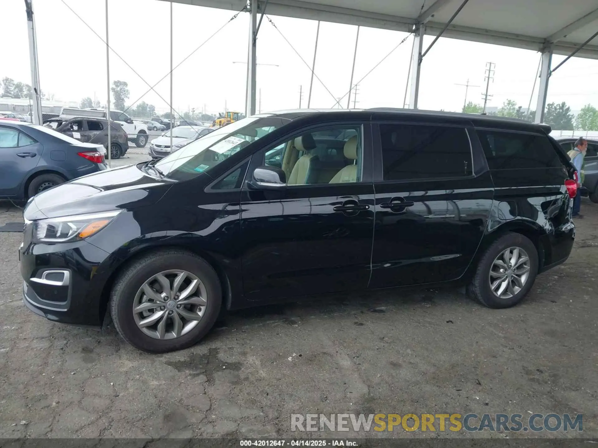 14 fotografías del automóvil dañado KNDMB5C15K6514939 KIA SEDONA 2019