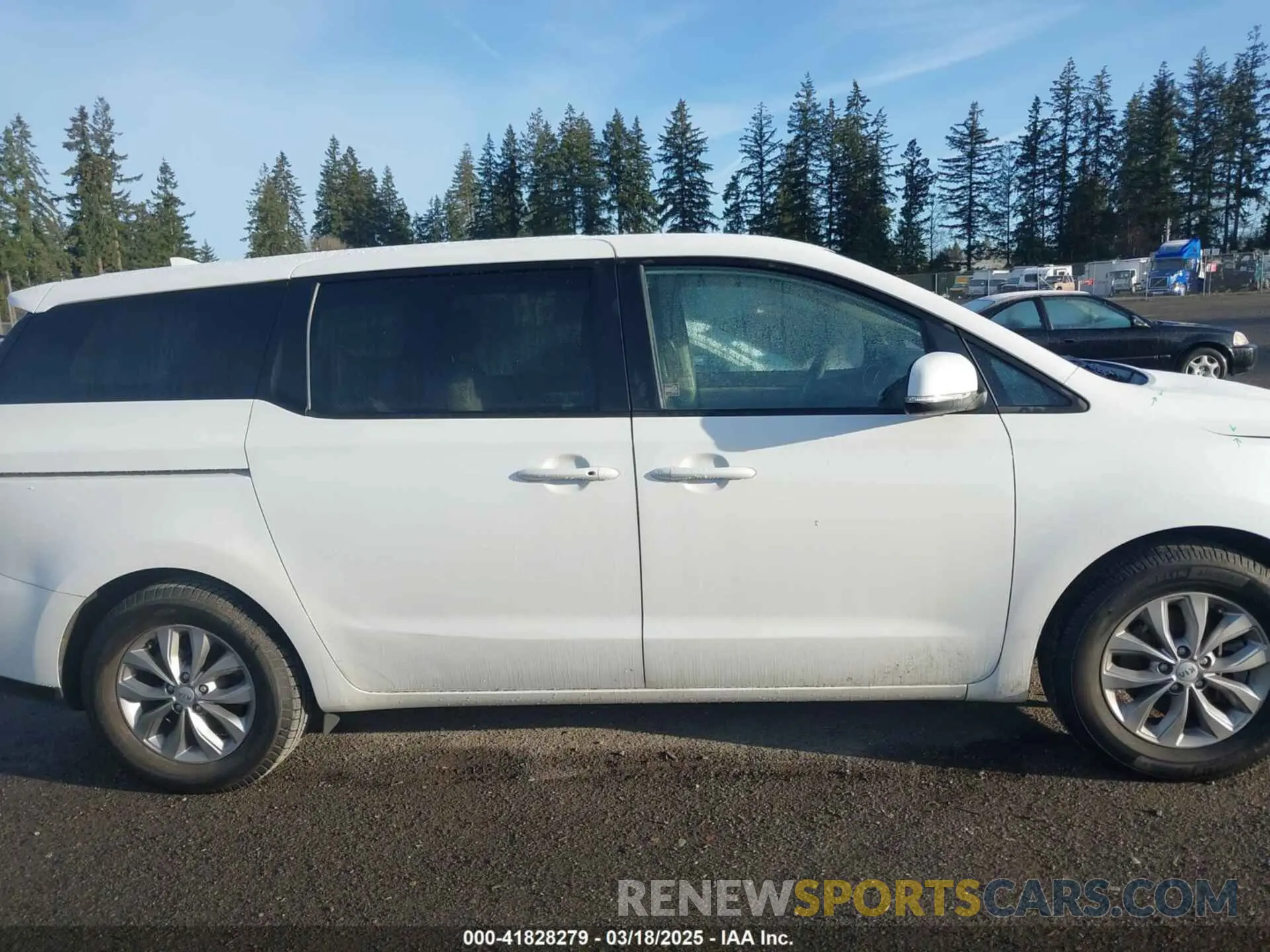 13 fotografías del automóvil dañado KNDMB5C18K6508746 KIA SEDONA 2019
