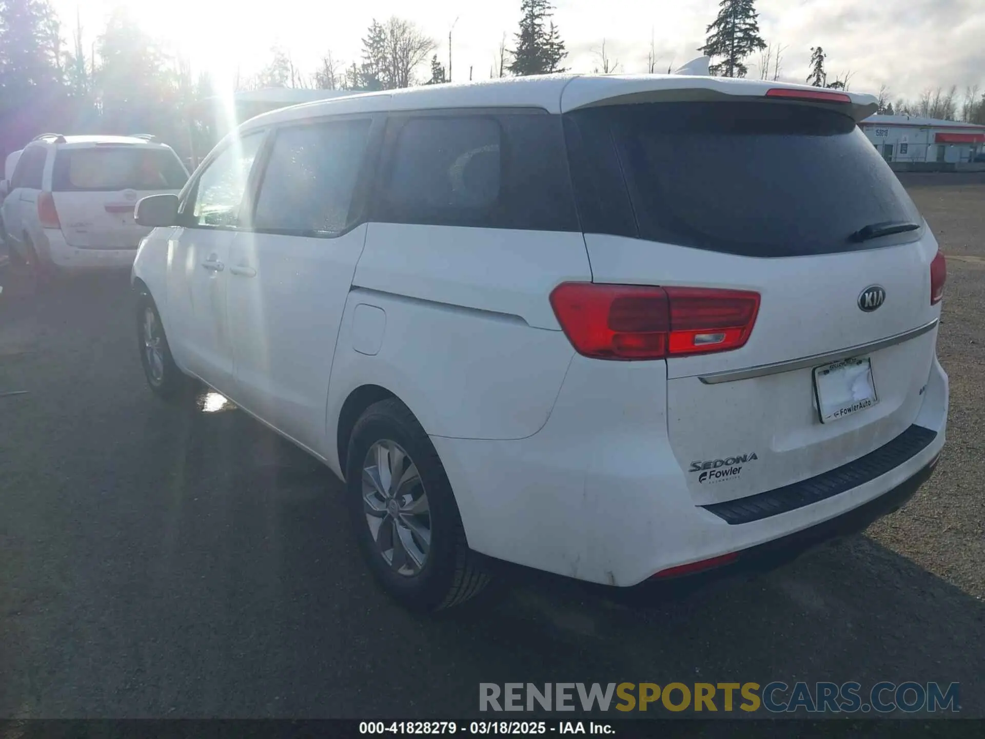 3 fotografías del automóvil dañado KNDMB5C18K6508746 KIA SEDONA 2019