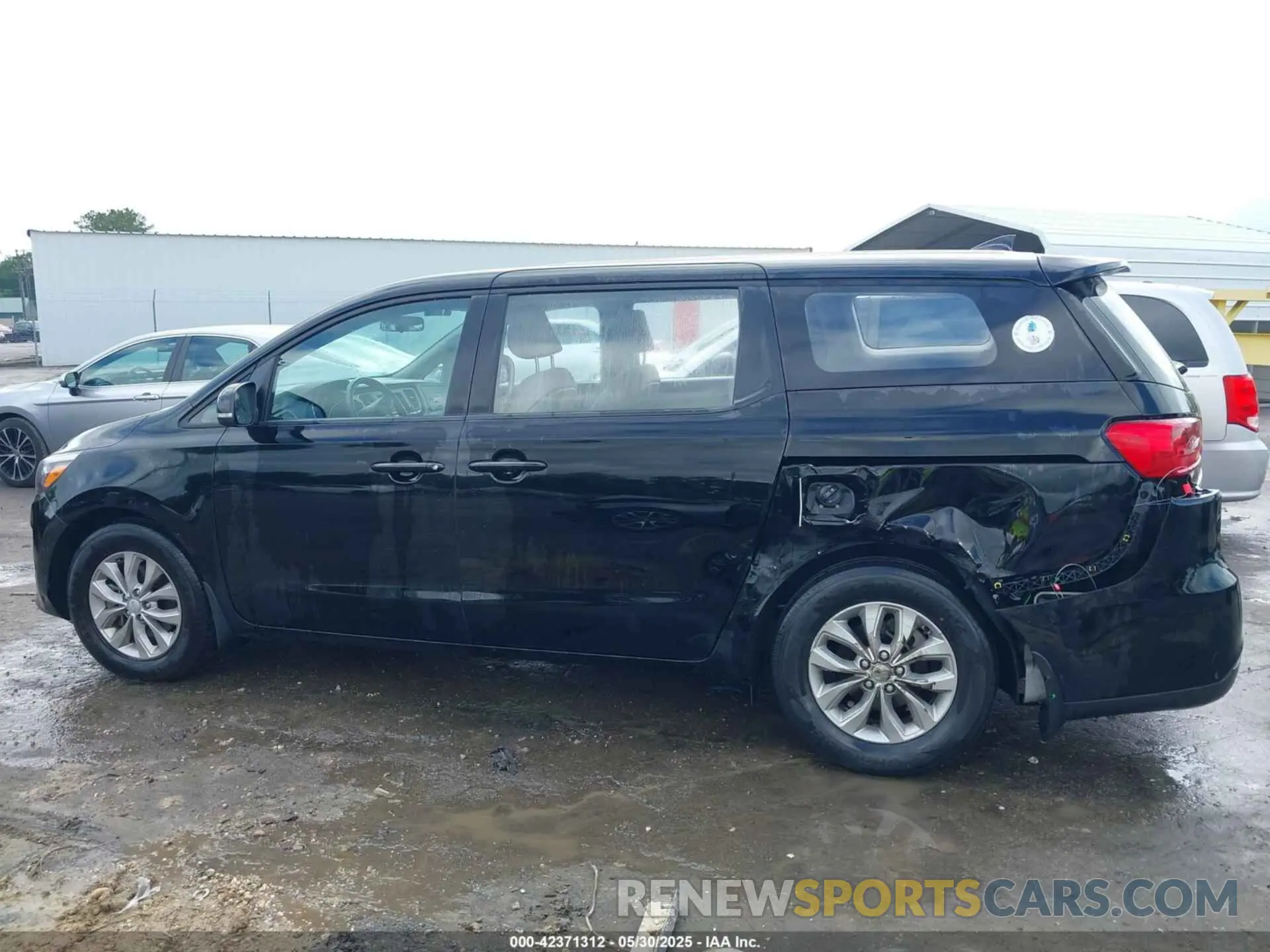 14 fotografías del automóvil dañado KNDMA5C11L6645158 KIA SEDONA 2020