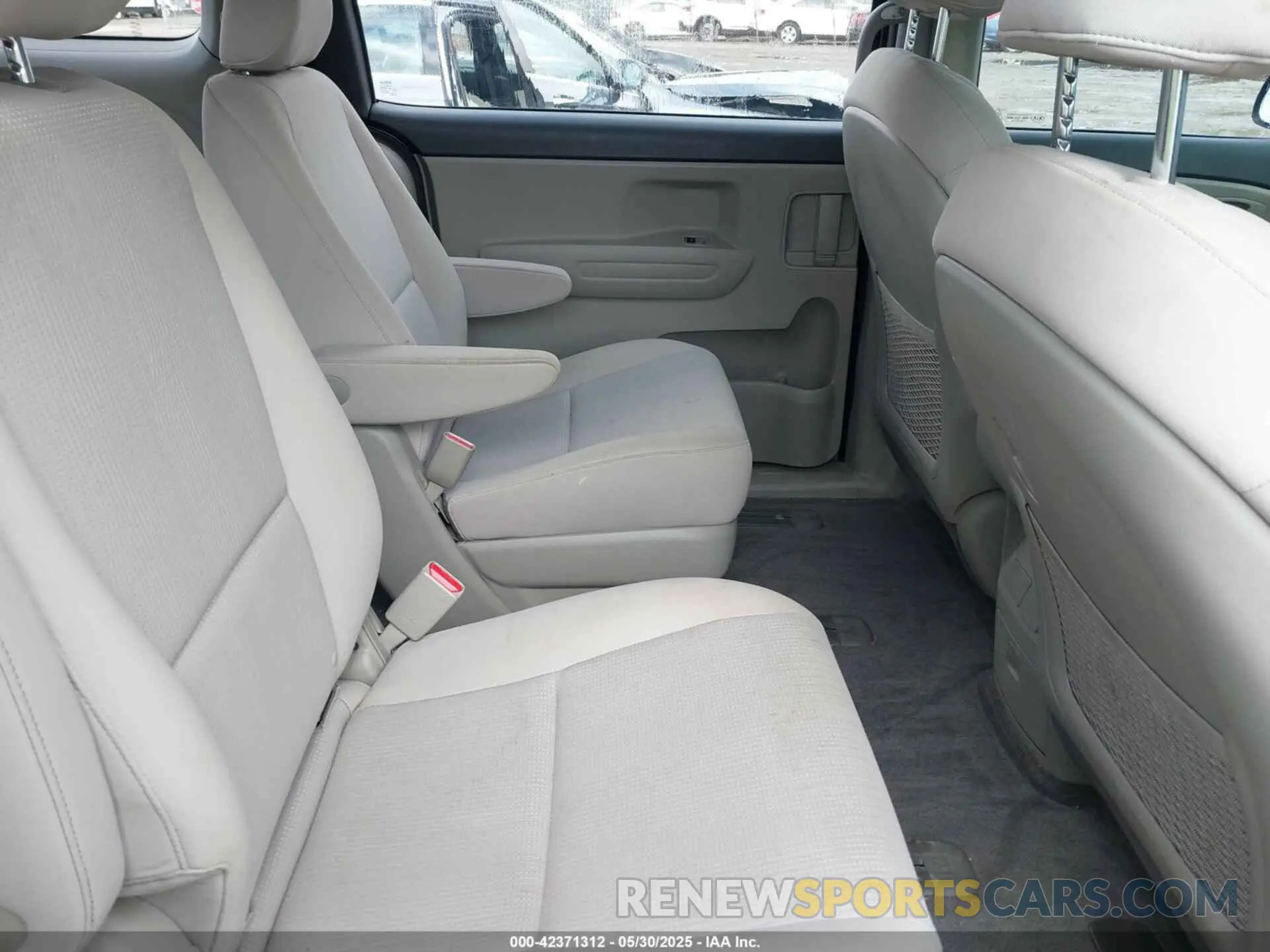 8 fotografías del automóvil dañado KNDMA5C11L6645158 KIA SEDONA 2020