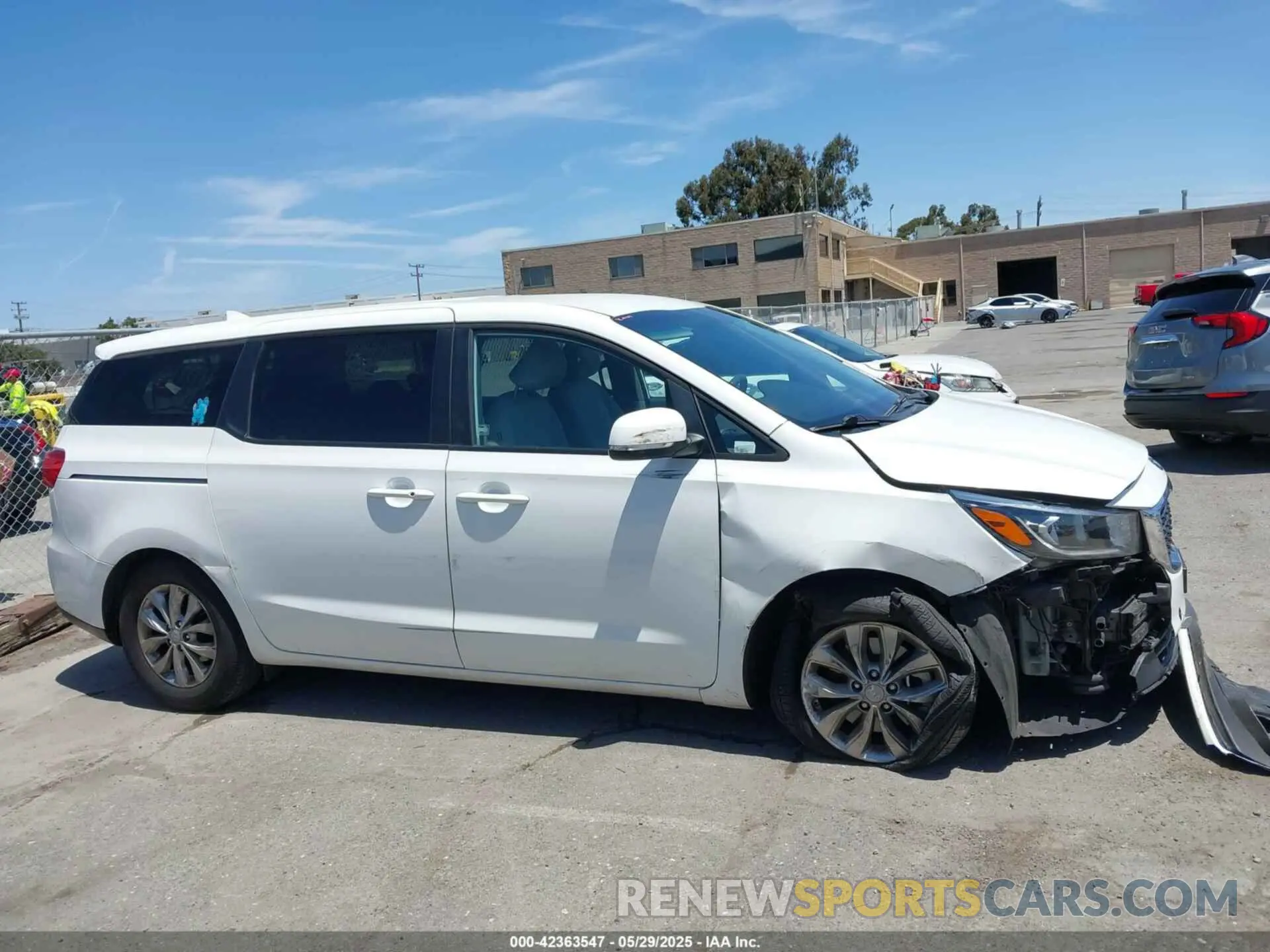13 fotografías del automóvil dañado KNDMB5C10L6616411 KIA SEDONA 2020
