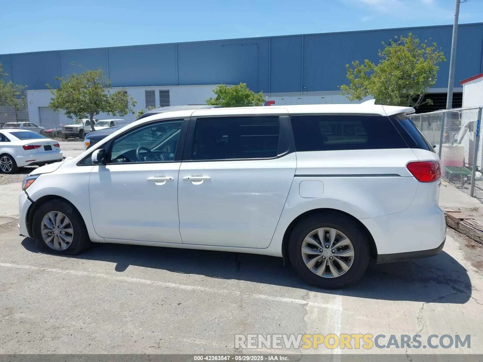14 fotografías del automóvil dañado KNDMB5C10L6616411 KIA SEDONA 2020