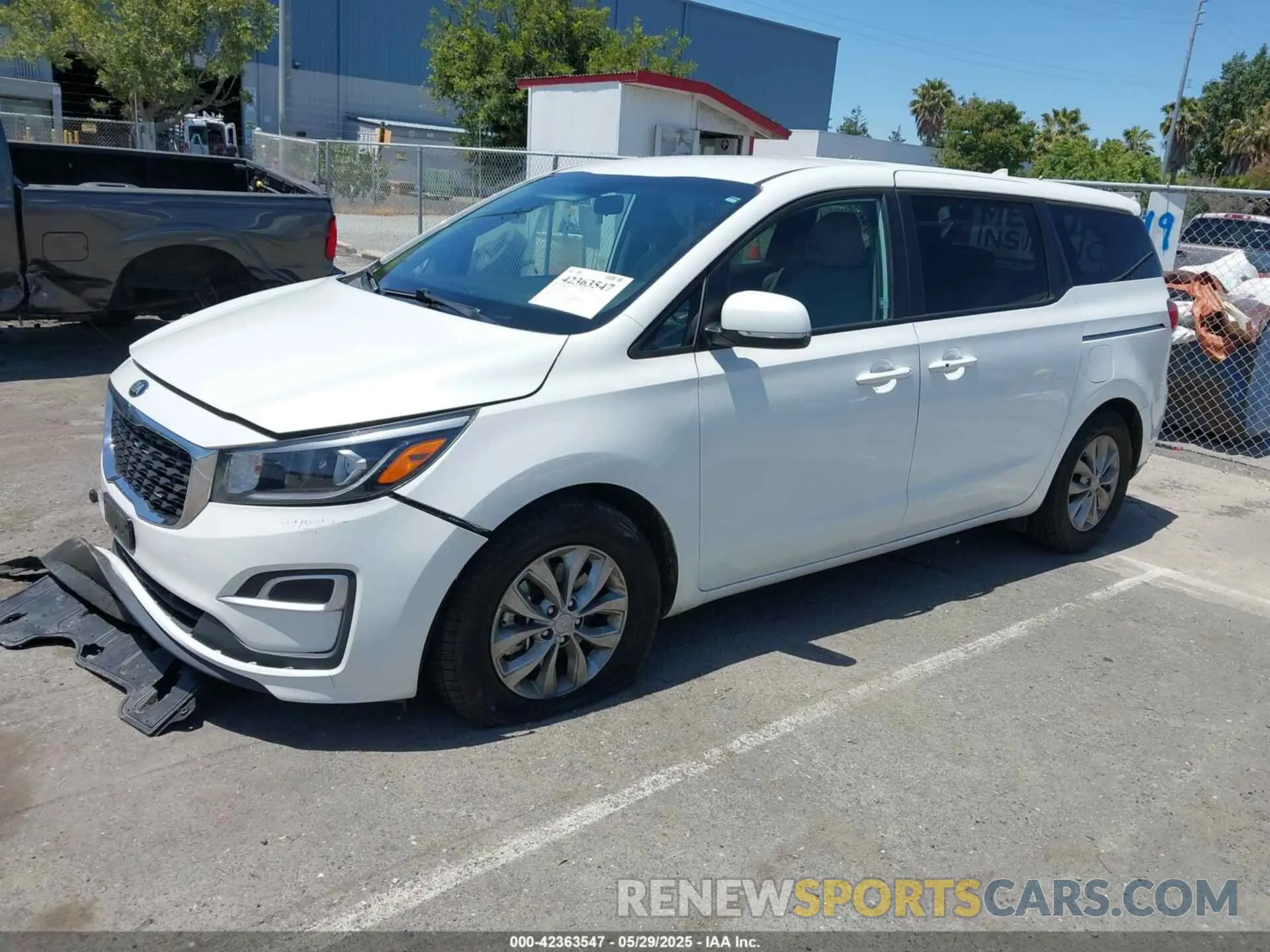 2 fotografías del automóvil dañado KNDMB5C10L6616411 KIA SEDONA 2020