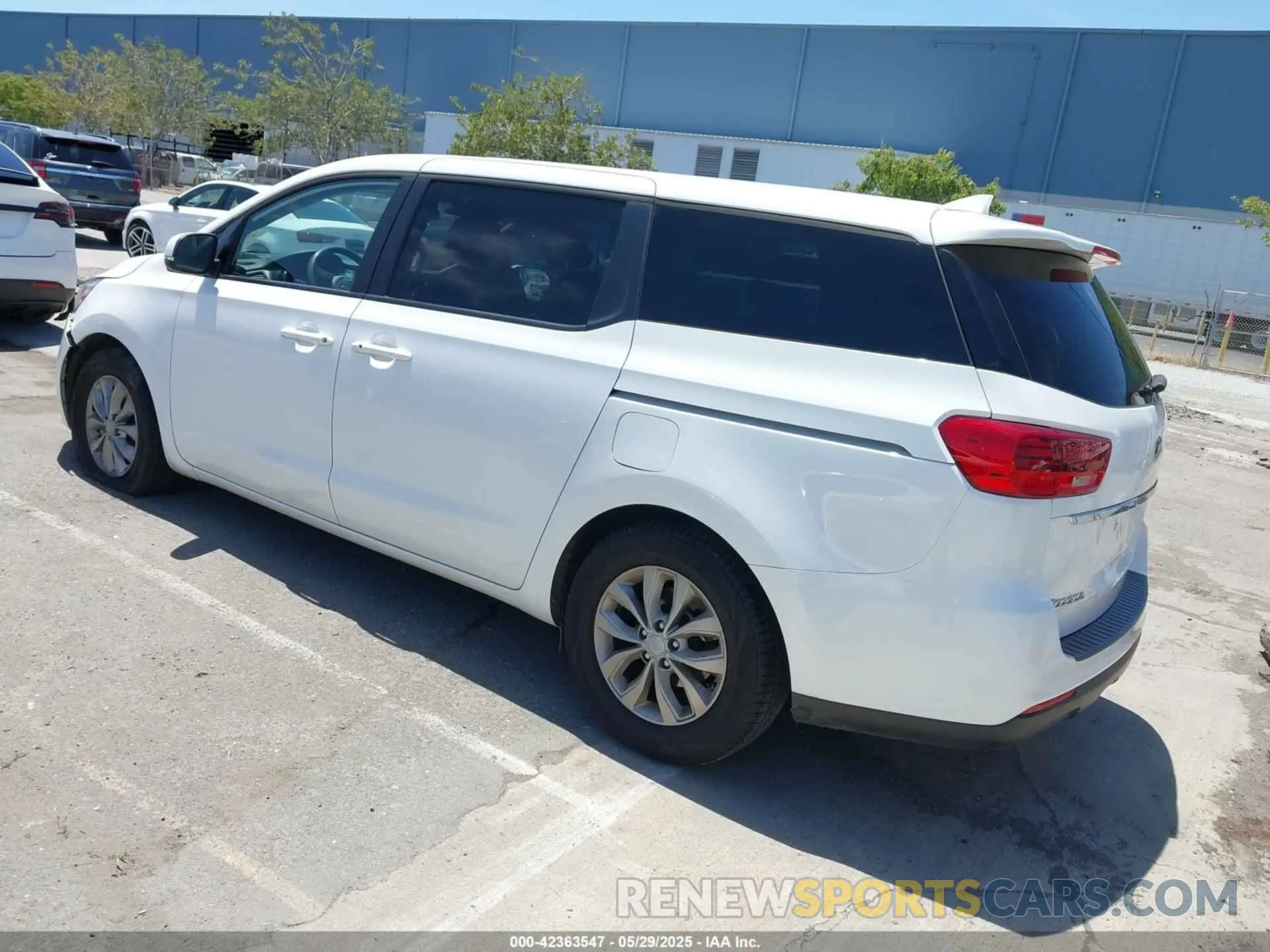 3 fotografías del automóvil dañado KNDMB5C10L6616411 KIA SEDONA 2020
