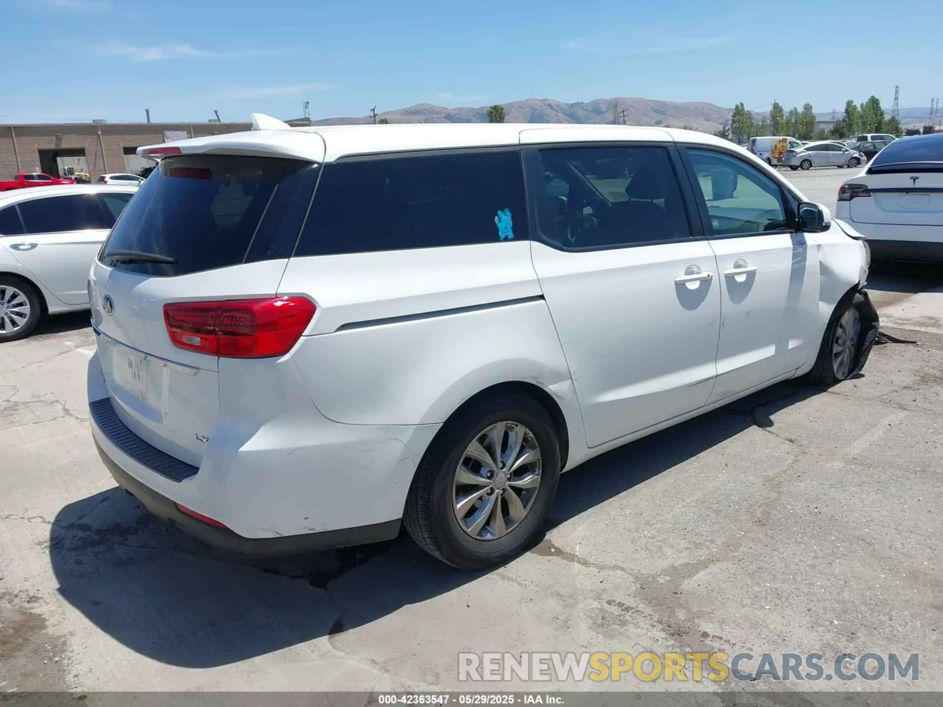 4 fotografías del automóvil dañado KNDMB5C10L6616411 KIA SEDONA 2020