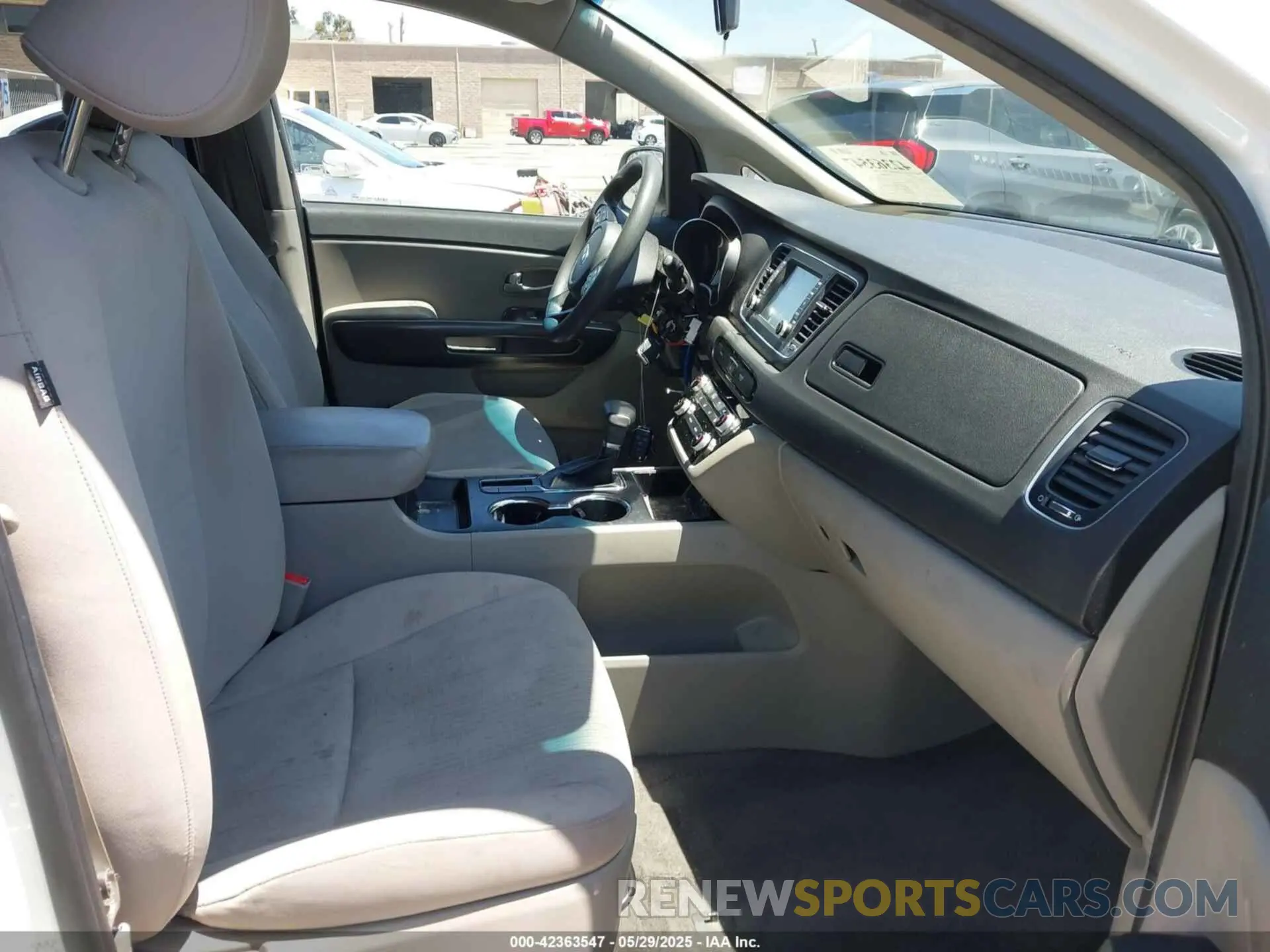 5 fotografías del automóvil dañado KNDMB5C10L6616411 KIA SEDONA 2020