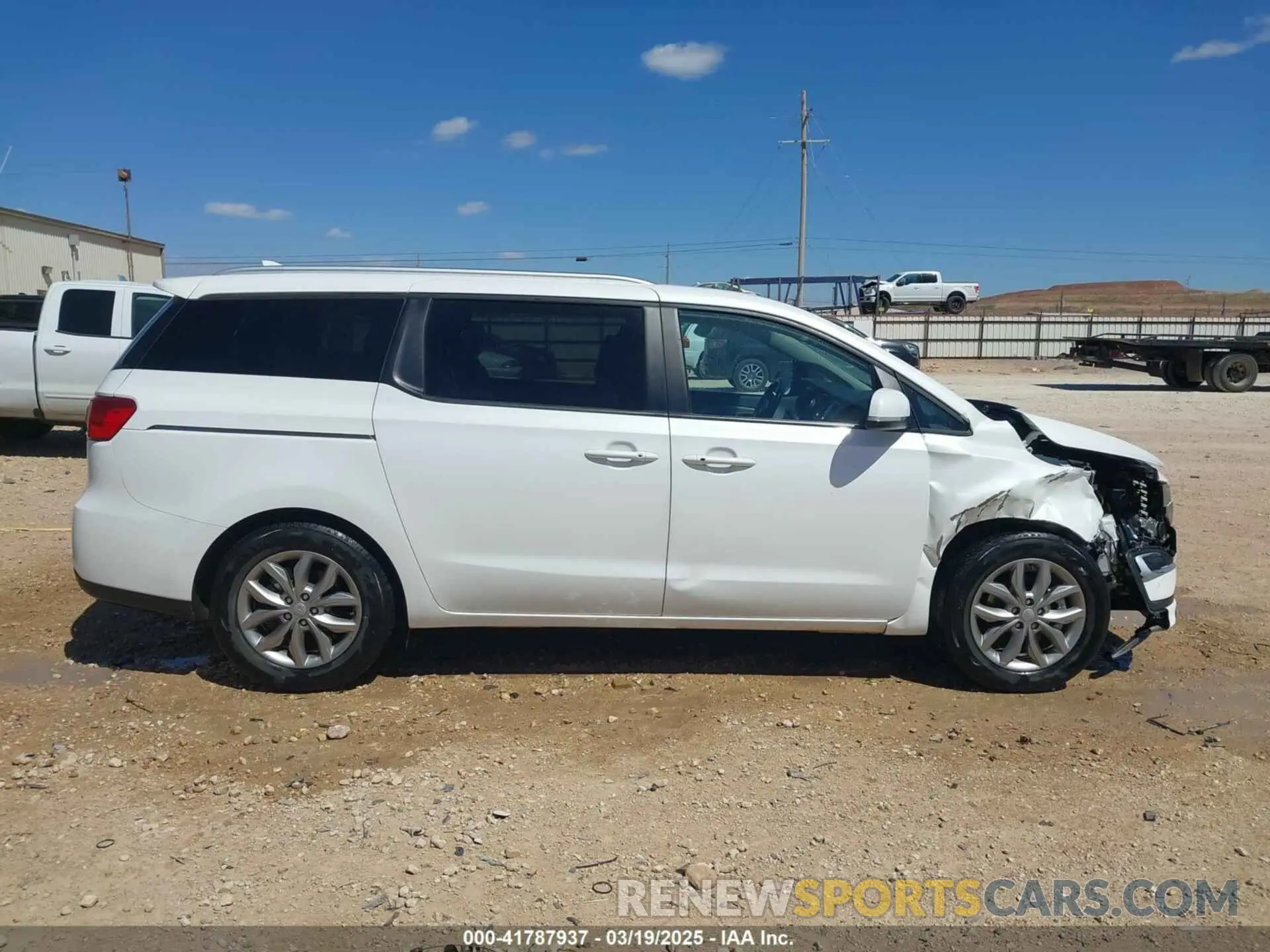 13 fotografías del automóvil dañado KNDMB5C14L6574891 KIA SEDONA 2020