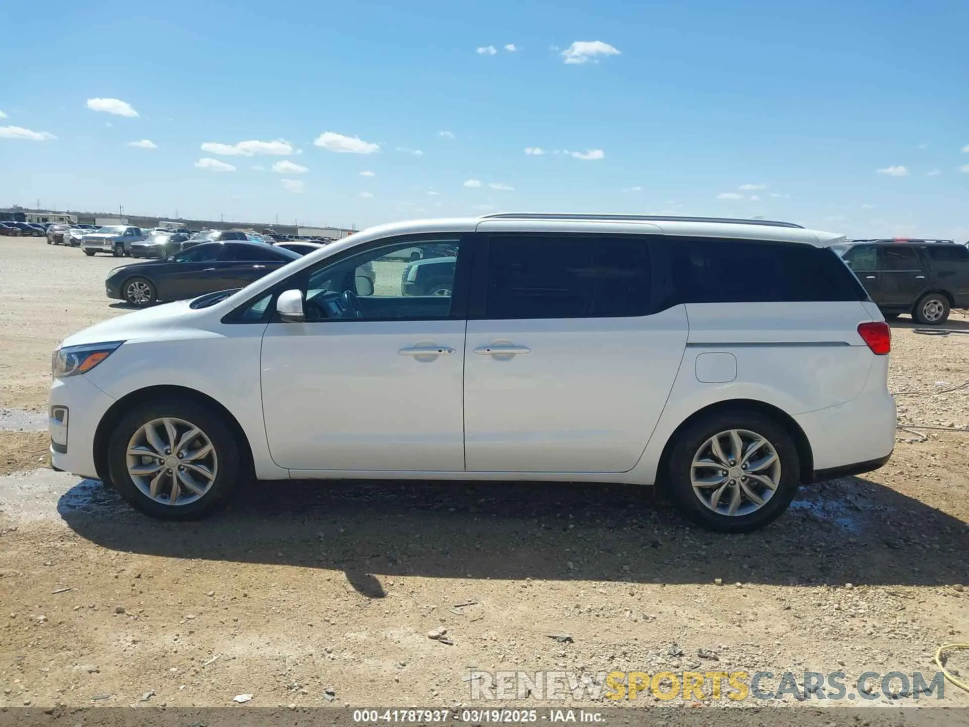 14 fotografías del automóvil dañado KNDMB5C14L6574891 KIA SEDONA 2020