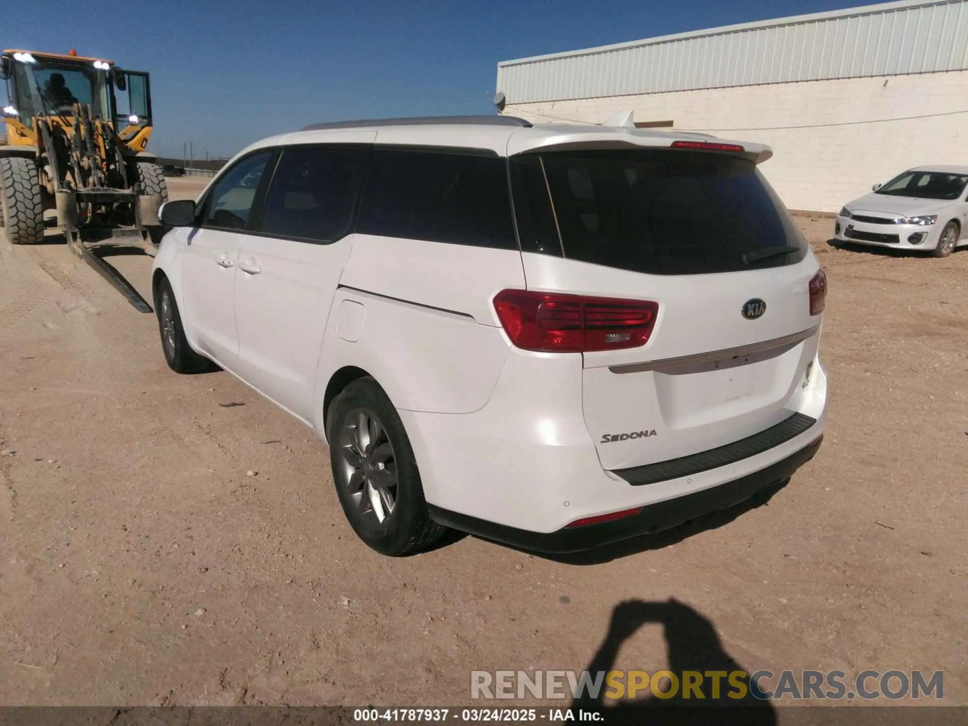 3 fotografías del automóvil dañado KNDMB5C14L6574891 KIA SEDONA 2020