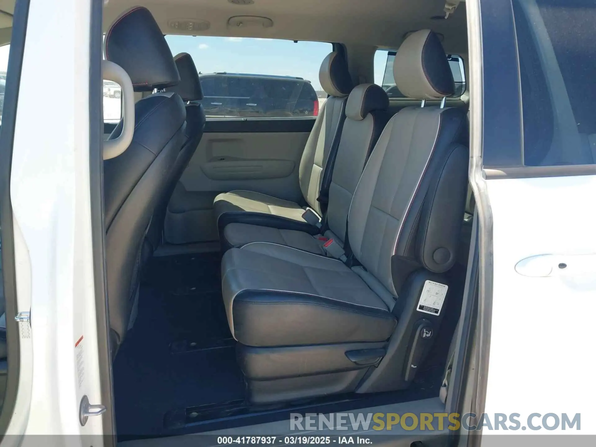 8 fotografías del automóvil dañado KNDMB5C14L6574891 KIA SEDONA 2020