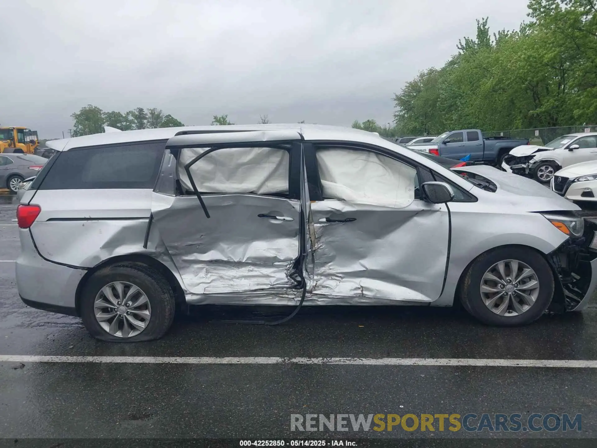 13 fotografías del automóvil dañado KNDMB5C18L6589720 KIA SEDONA 2020