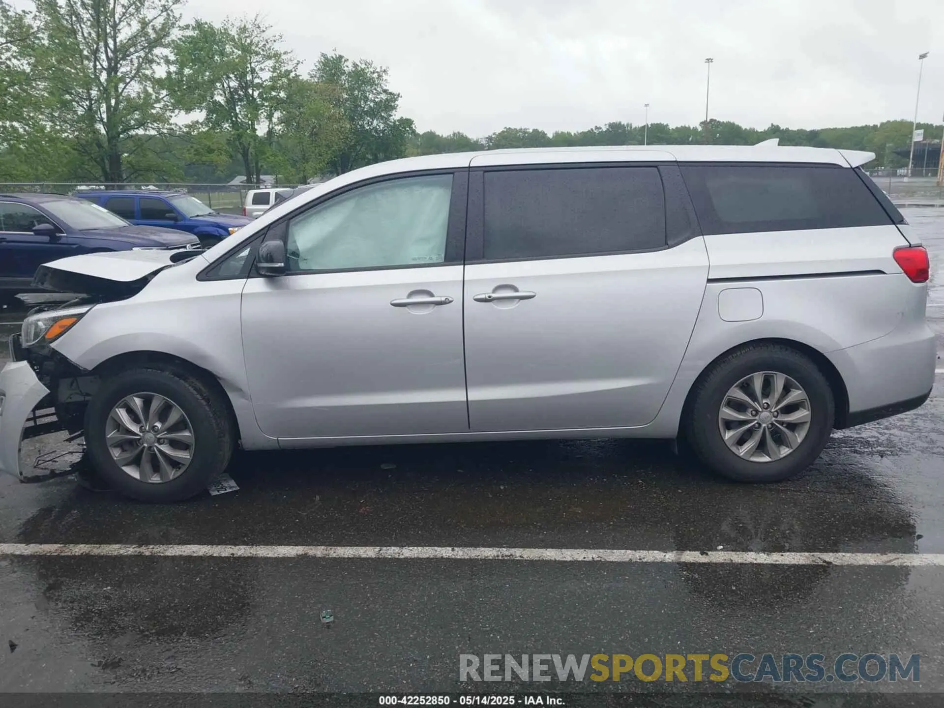 14 fotografías del automóvil dañado KNDMB5C18L6589720 KIA SEDONA 2020