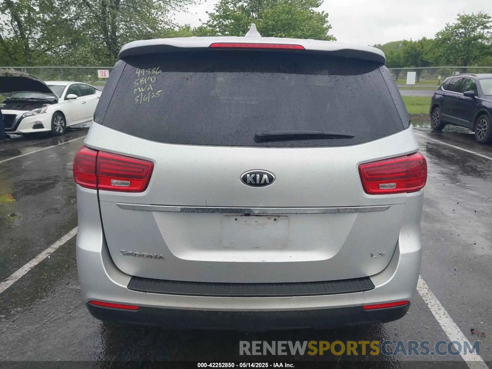 16 fotografías del automóvil dañado KNDMB5C18L6589720 KIA SEDONA 2020