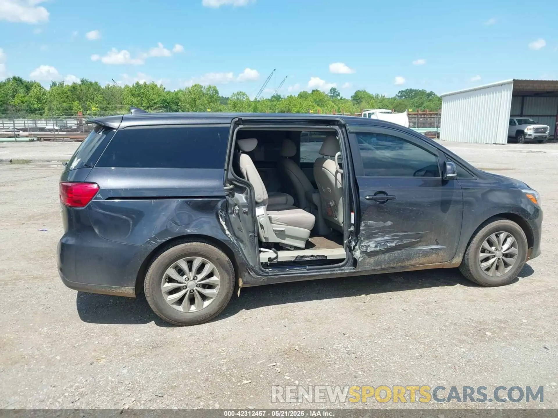 13 fotografías del automóvil dañado KNDMB5C19L6657829 KIA SEDONA 2020