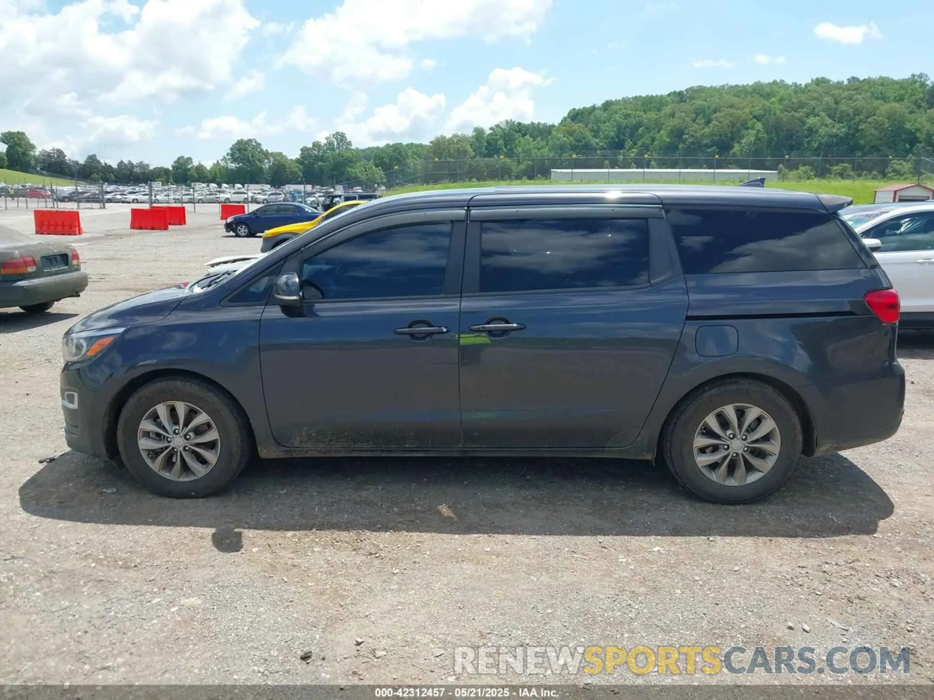 14 fotografías del automóvil dañado KNDMB5C19L6657829 KIA SEDONA 2020