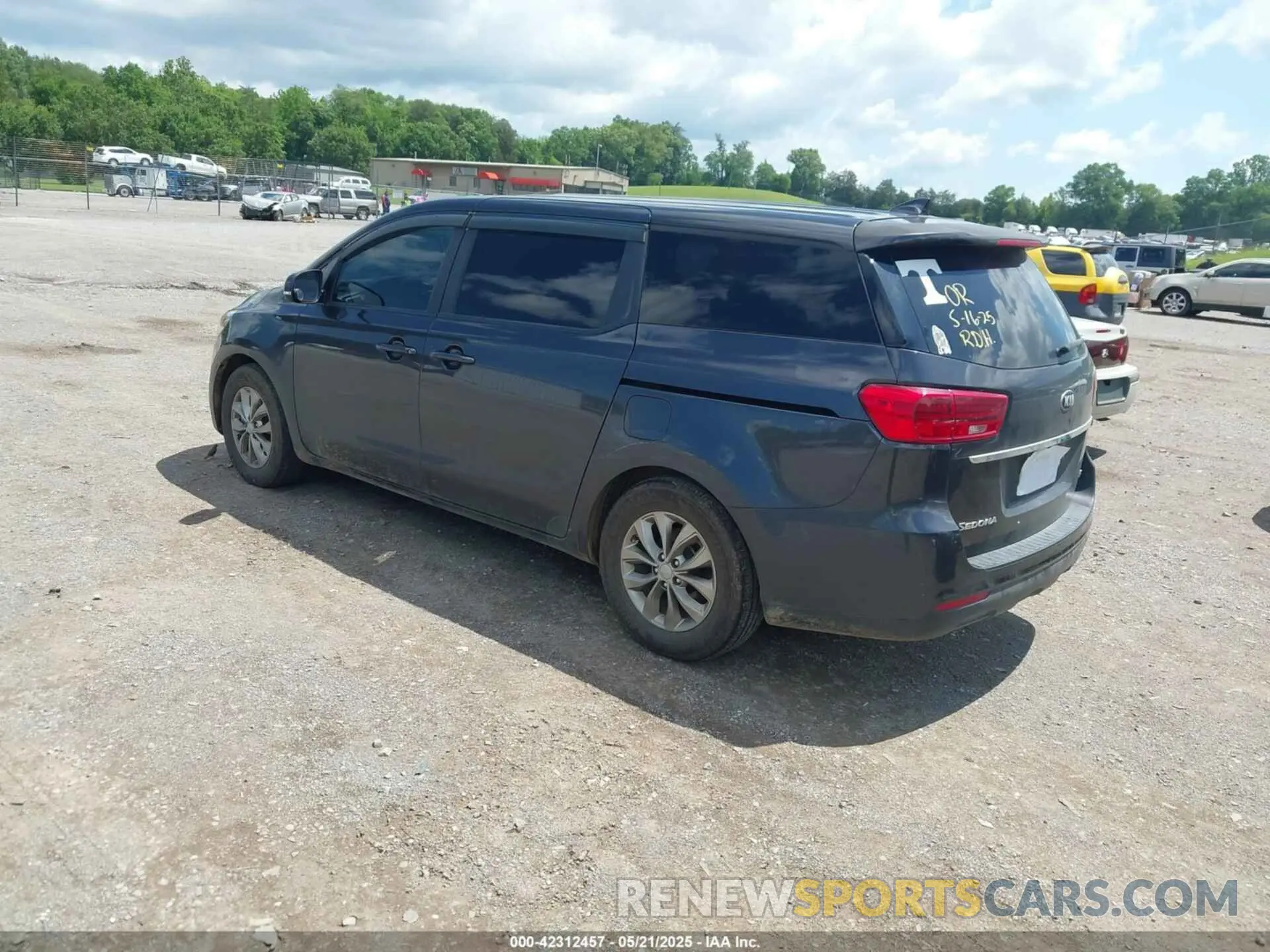 3 fotografías del automóvil dañado KNDMB5C19L6657829 KIA SEDONA 2020