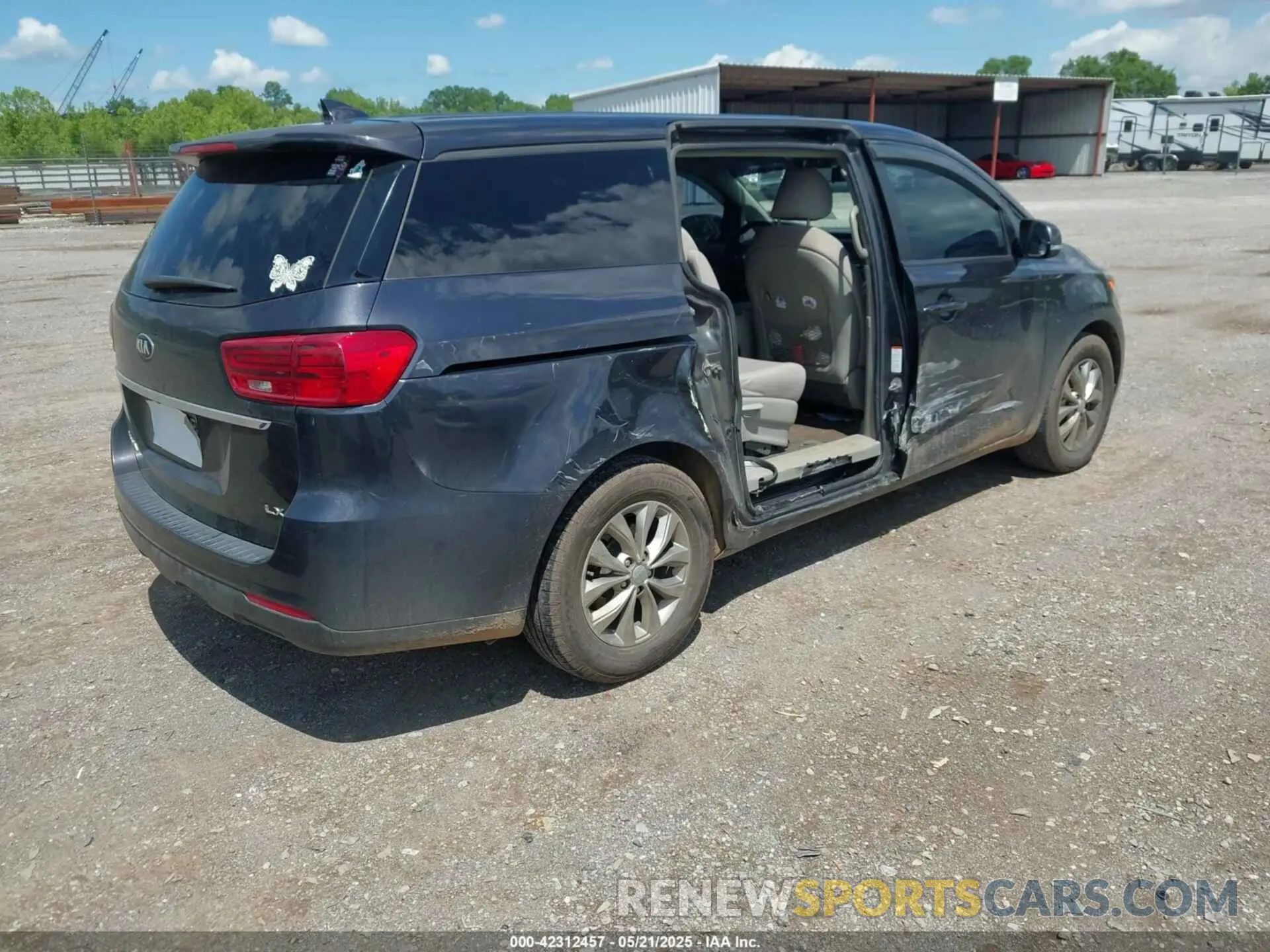 4 fotografías del automóvil dañado KNDMB5C19L6657829 KIA SEDONA 2020
