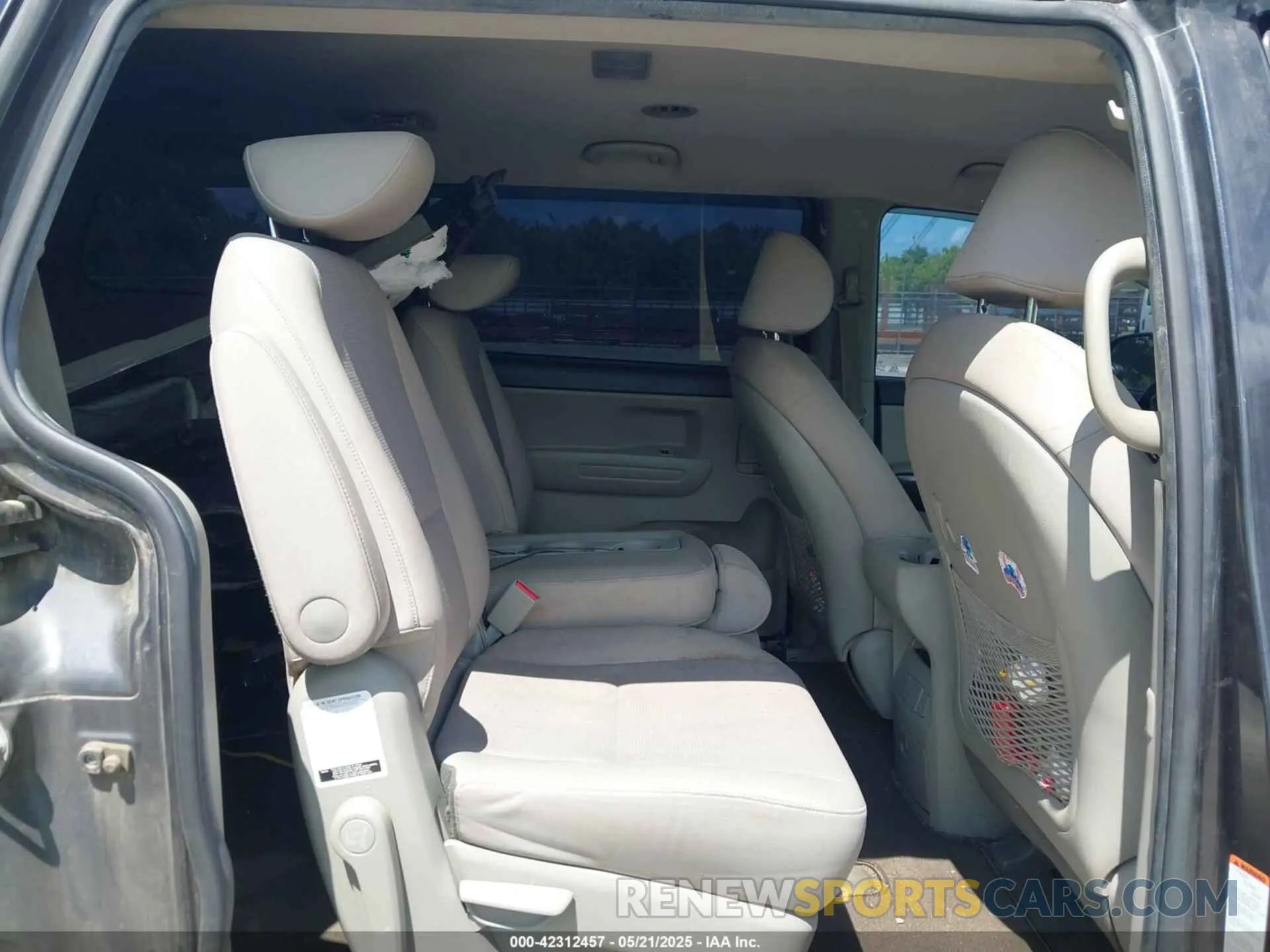 8 fotografías del automóvil dañado KNDMB5C19L6657829 KIA SEDONA 2020