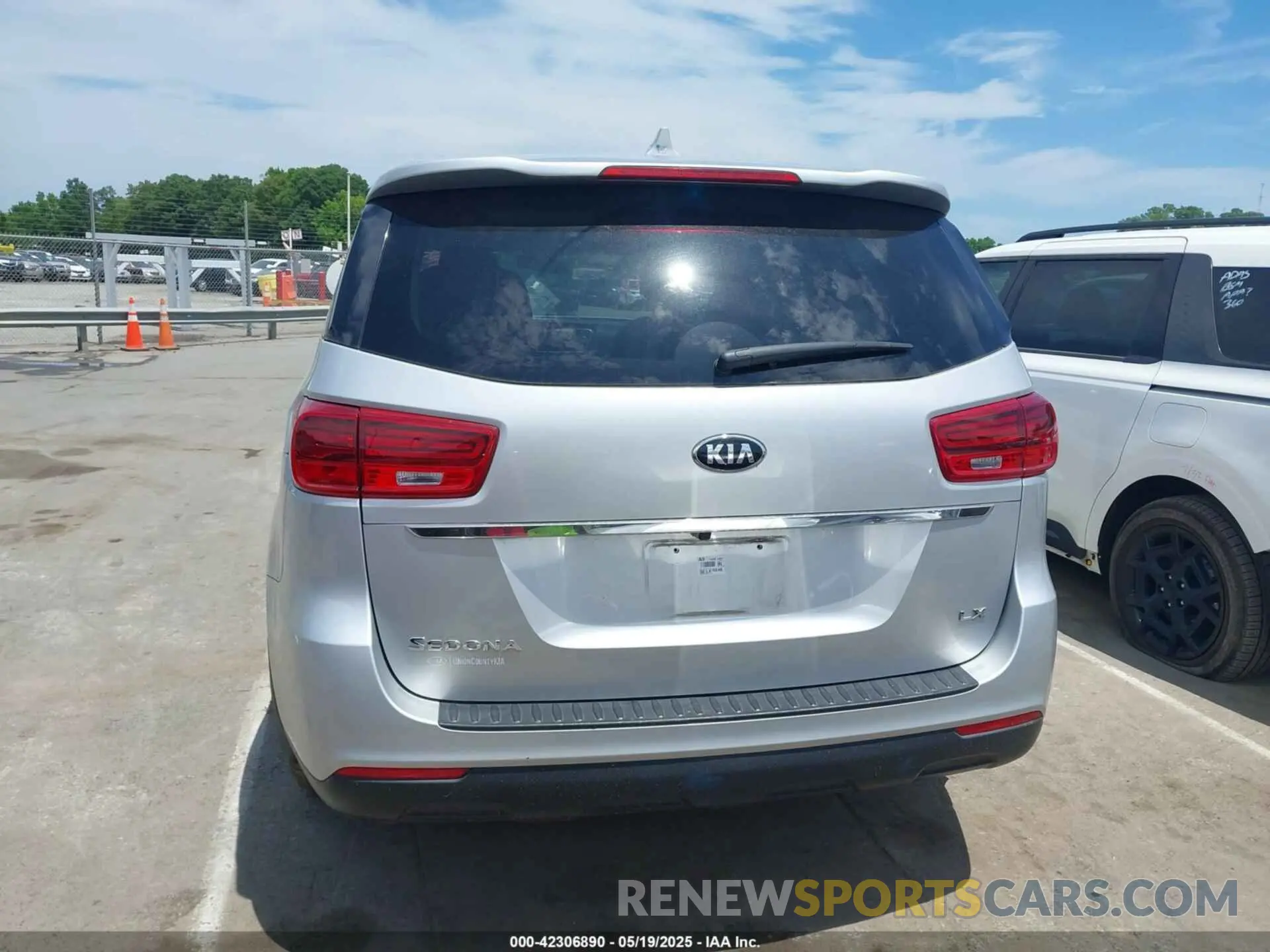 16 fotografías del automóvil dañado KNDMB5C11M6671676 KIA SEDONA 2021