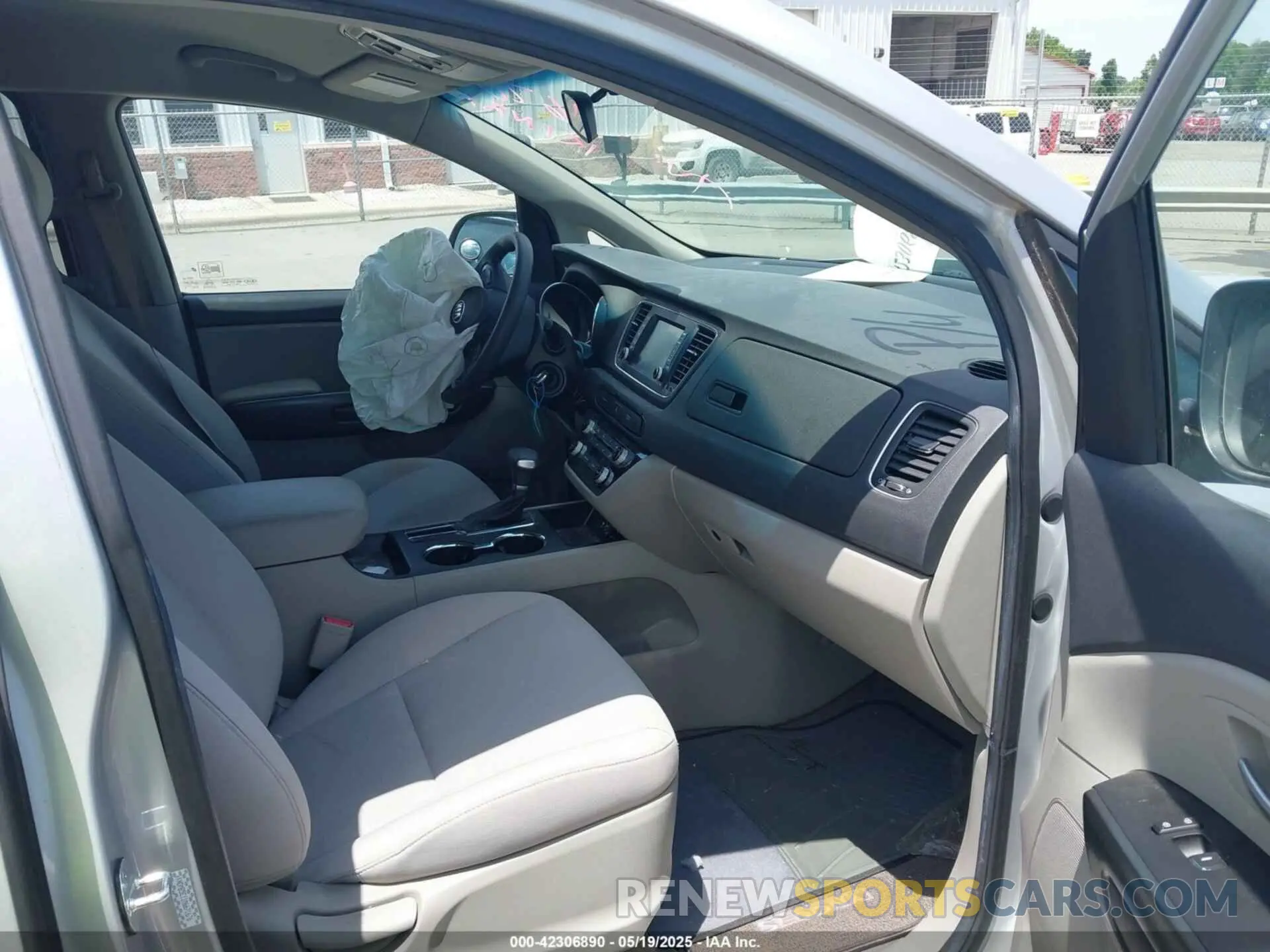 5 fotografías del automóvil dañado KNDMB5C11M6671676 KIA SEDONA 2021