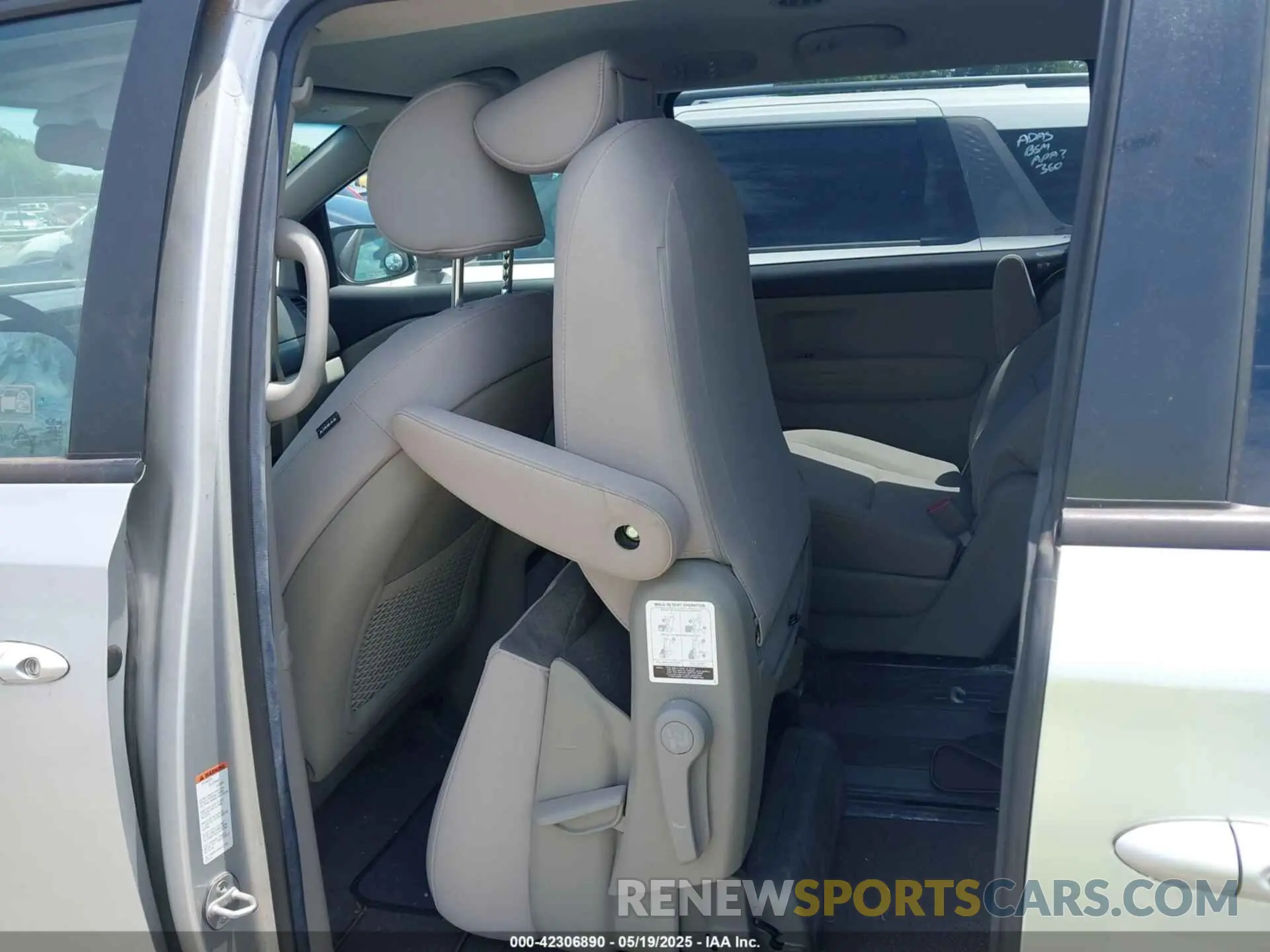 8 fotografías del automóvil dañado KNDMB5C11M6671676 KIA SEDONA 2021