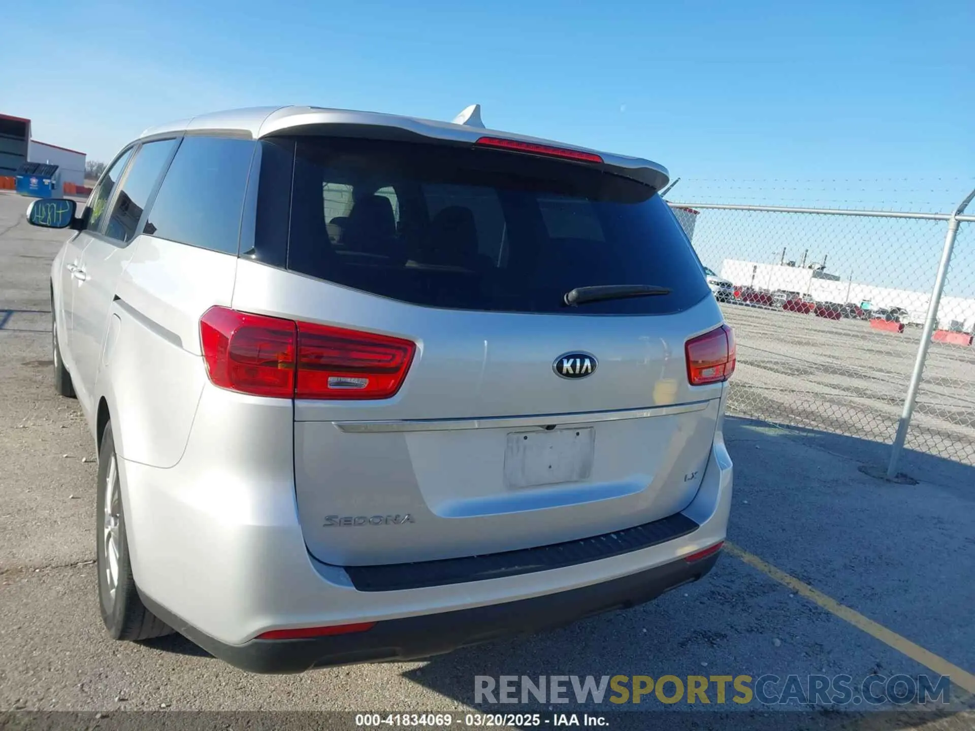 17 fotografías del automóvil dañado KNDMB5C18M6673540 KIA SEDONA 2021