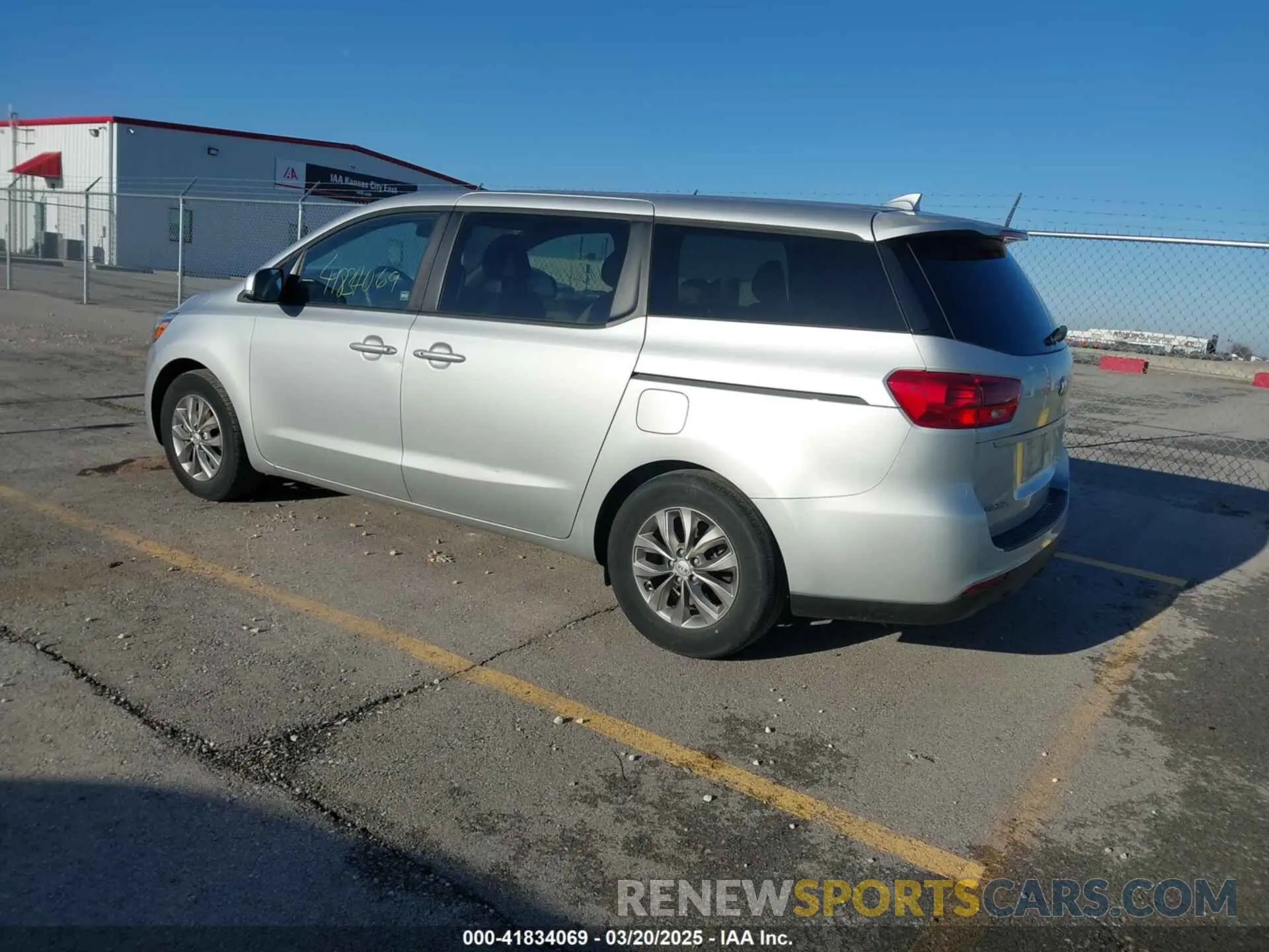 3 fotografías del automóvil dañado KNDMB5C18M6673540 KIA SEDONA 2021