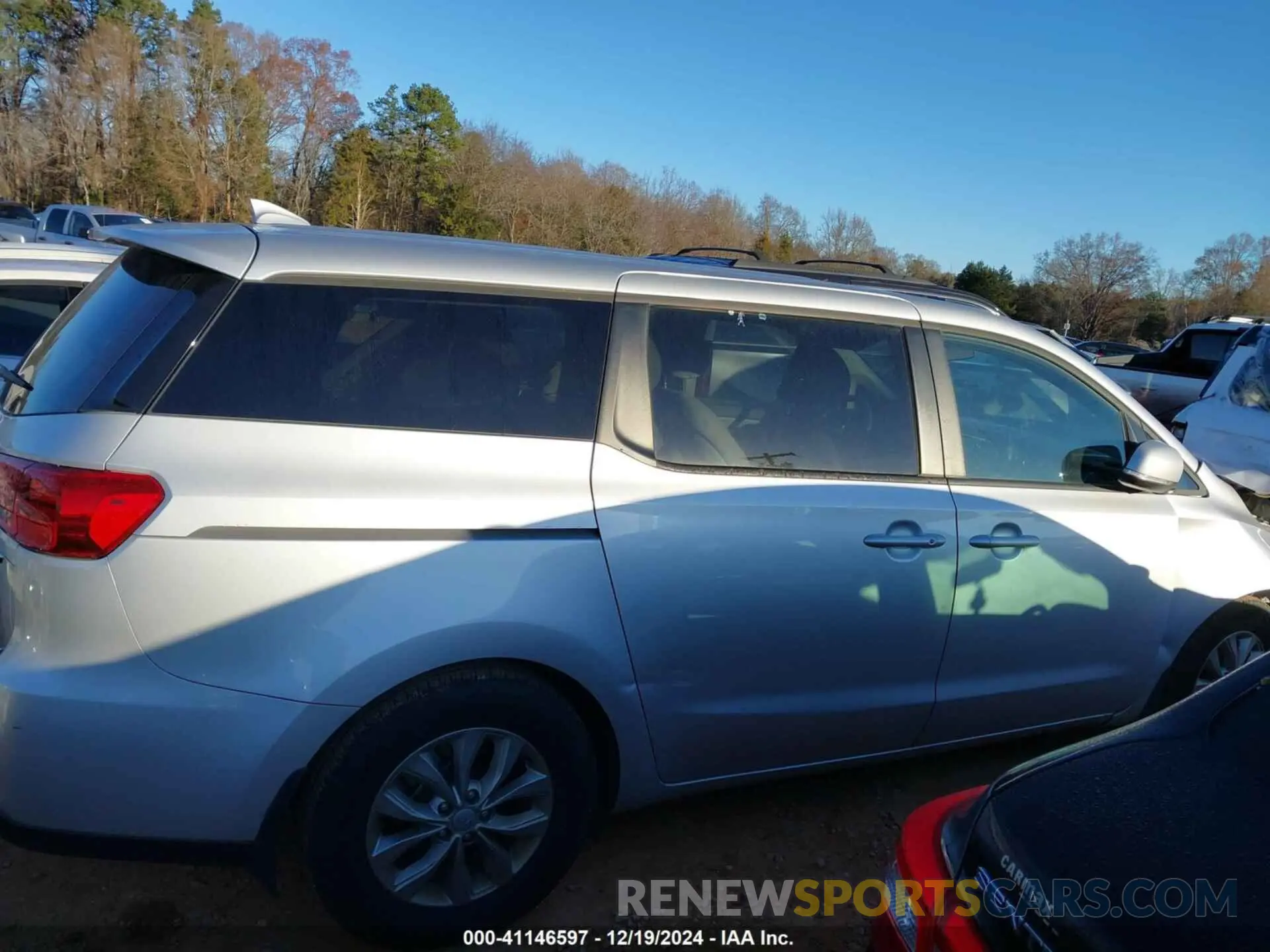 13 fotografías del automóvil dañado KNDMB5C19M6671635 KIA SEDONA 2021
